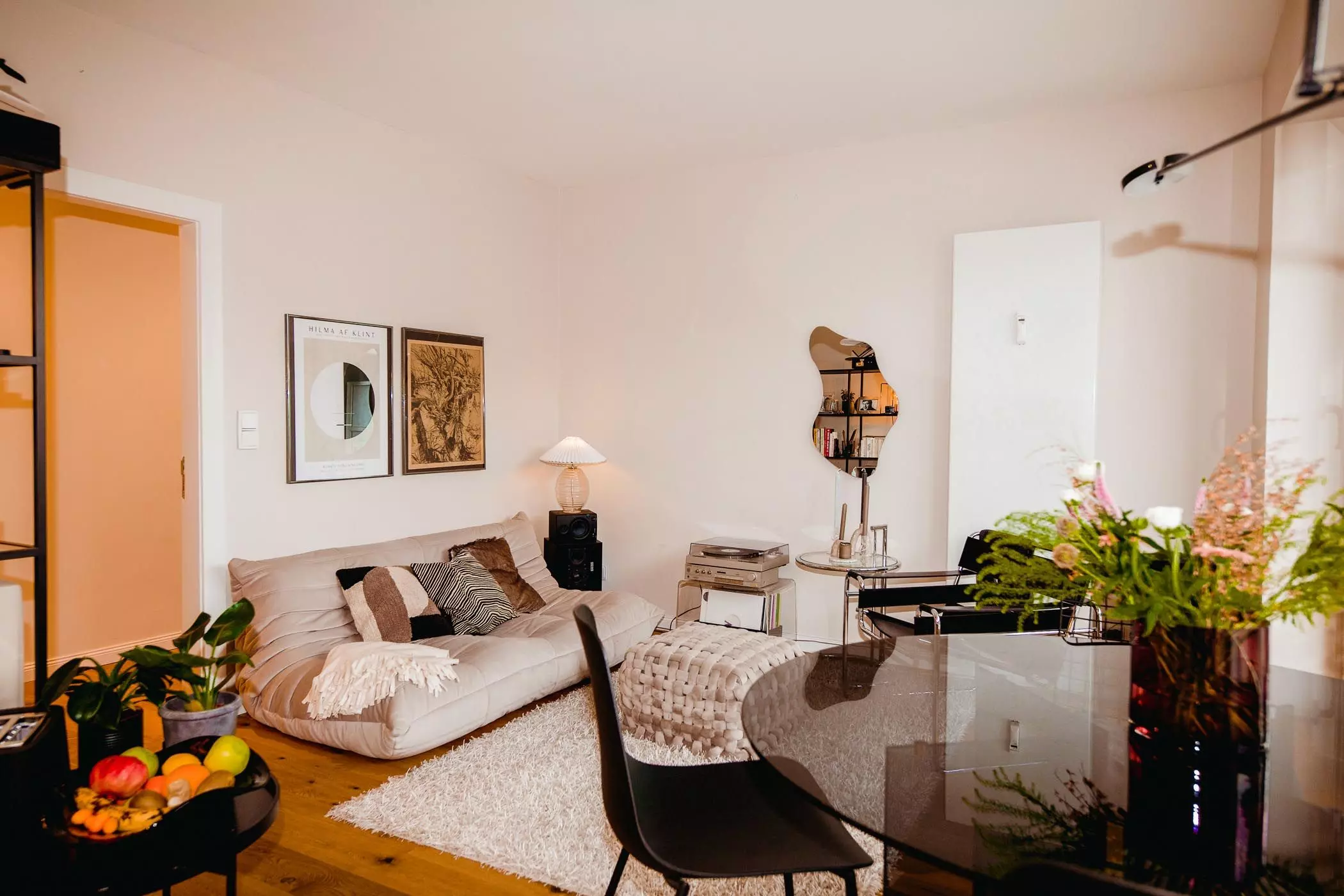 Helles Wohnzimmer mit Essbereich in Jluia Holtzheimers Wohnung in Hamburg - femtastics