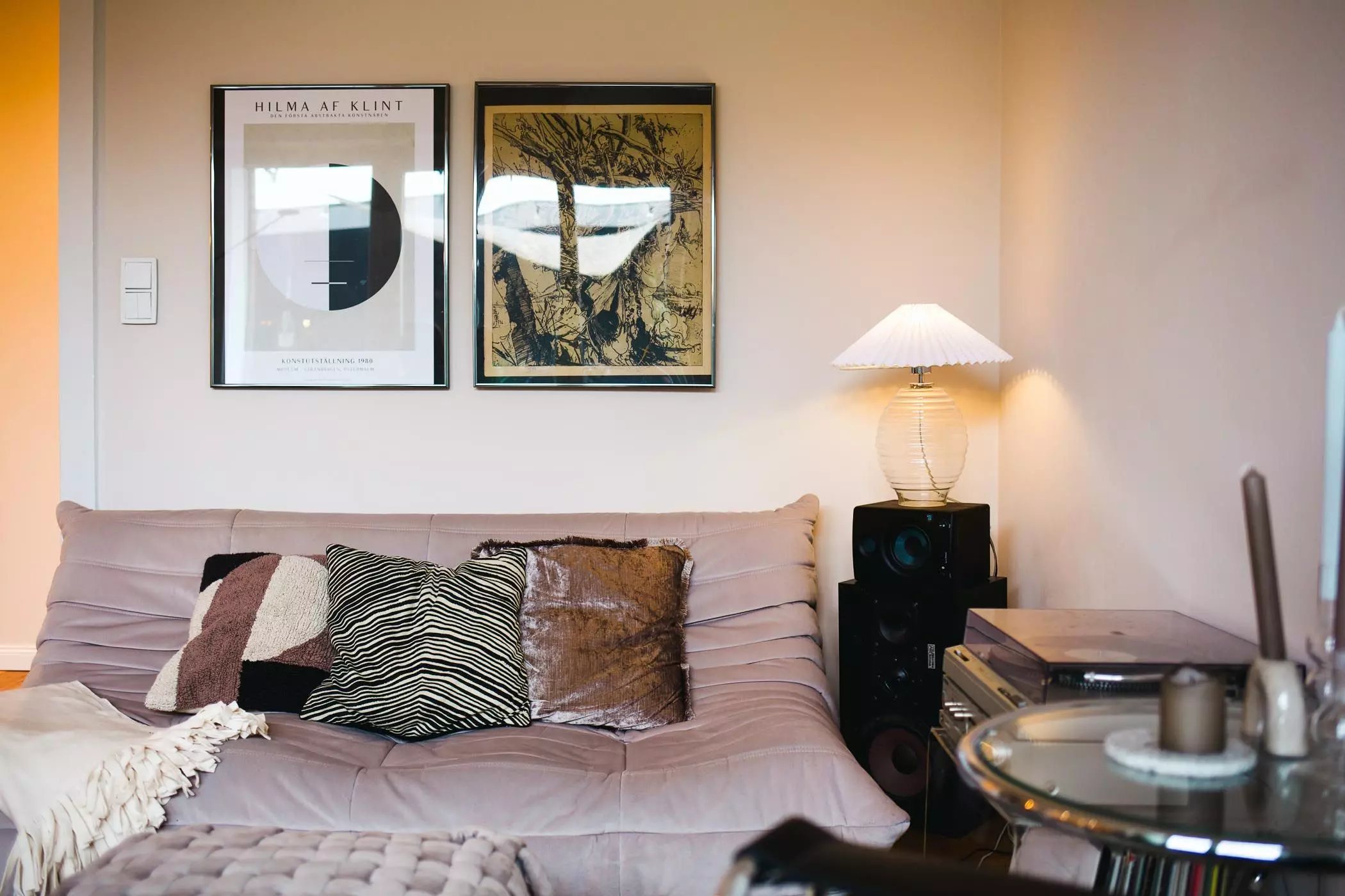 Helles Wohnzimmer mit gemütlichem Sofa in altrosa - femtastics