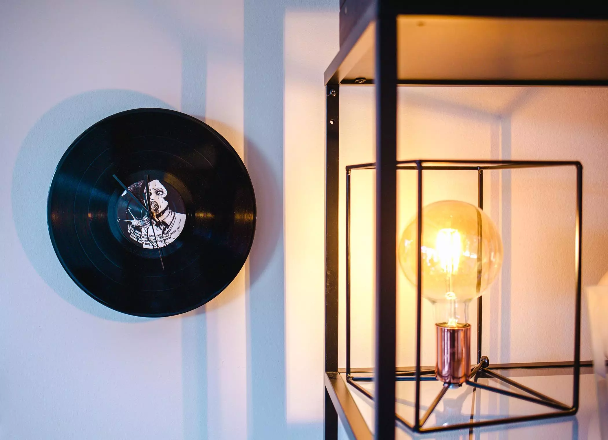 Moderne Lampe mit Glühbirne und Schallplatten-Wanduhr - femtastics