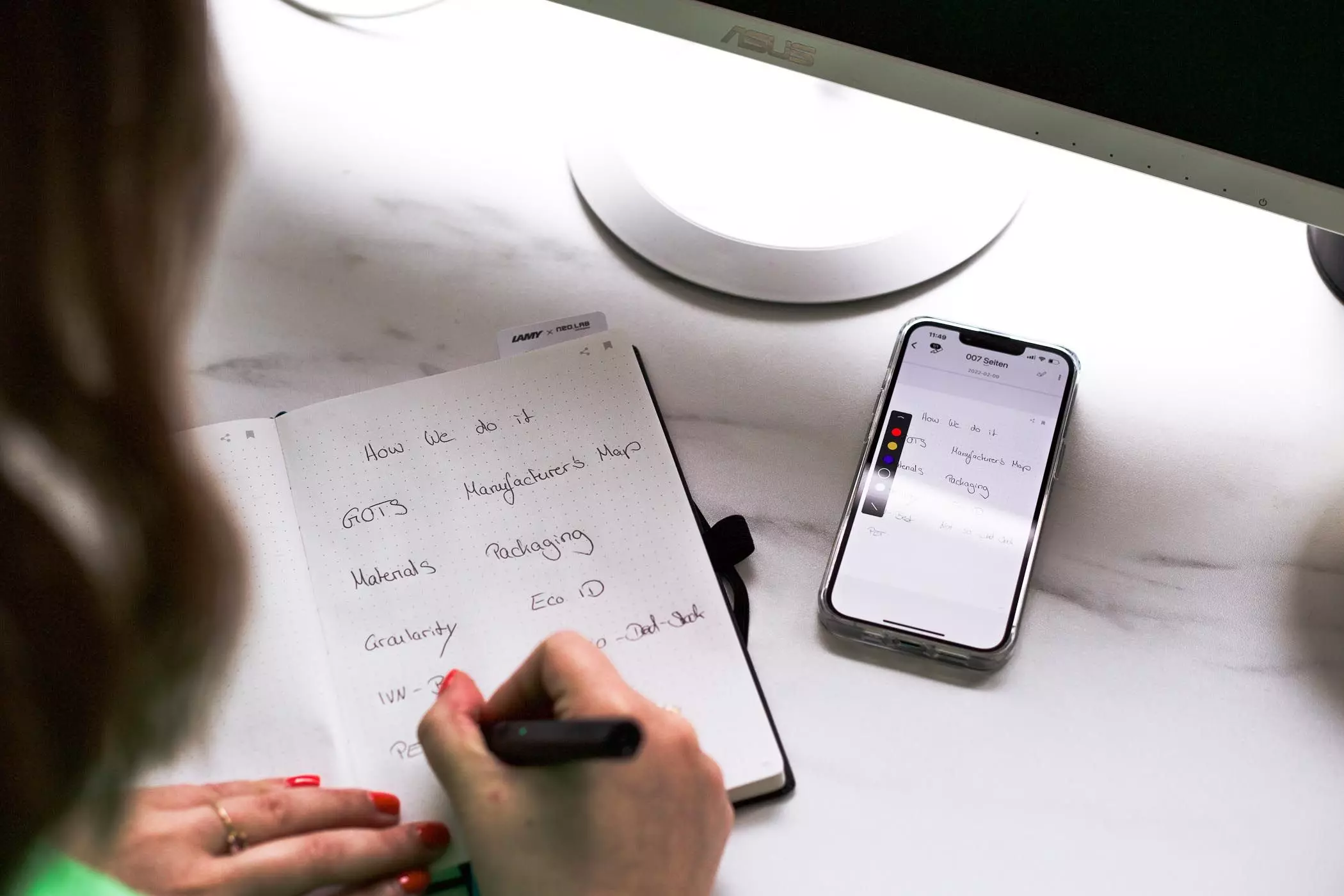 Julia Holtzheimer vom Eco-Fashion-Label "Jan 'n June" arbeitet mit Lamy-Produkten - femtastics