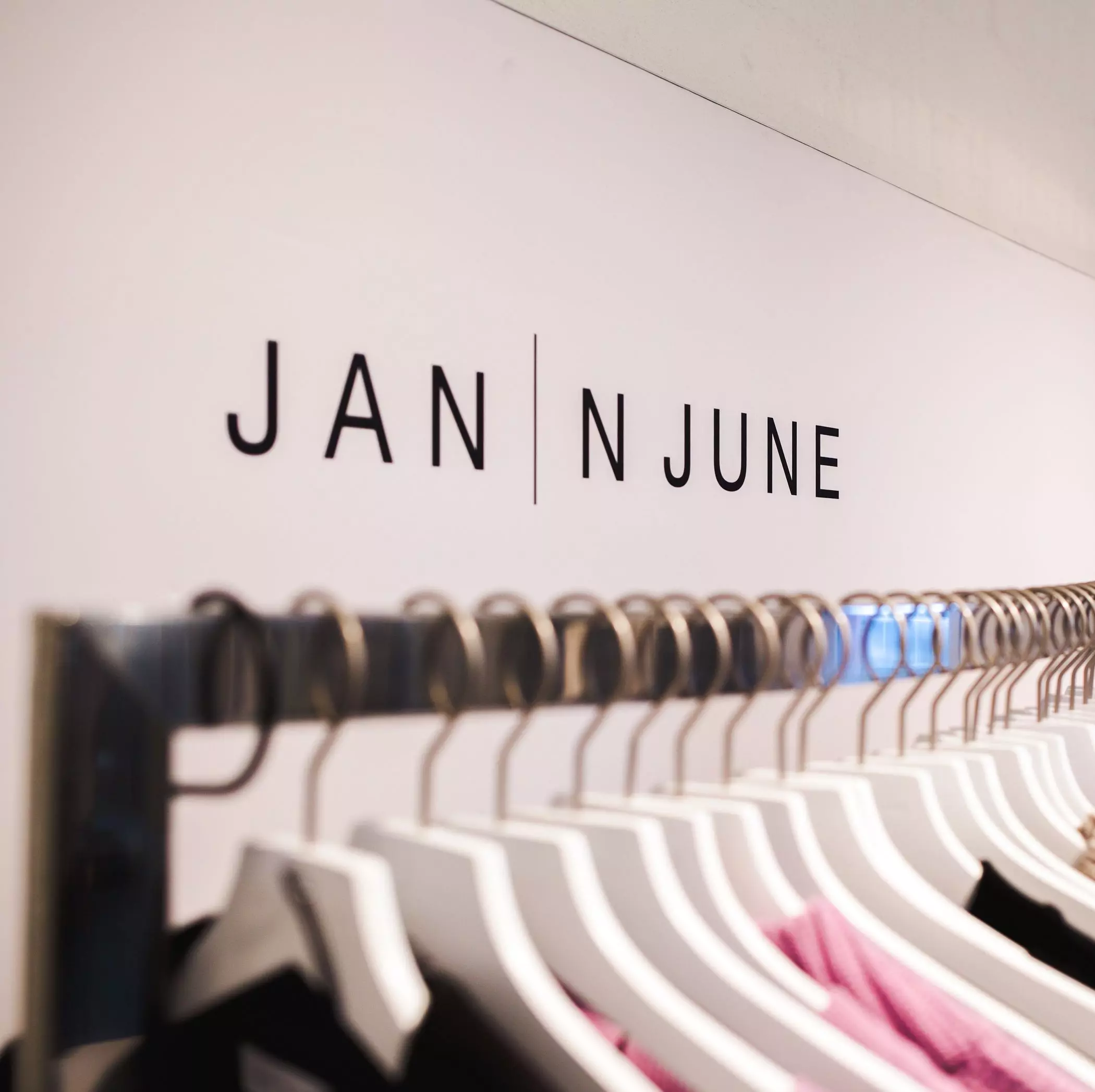 Logo des Labels "Jan 'n June" an weißer Wand - femtastics