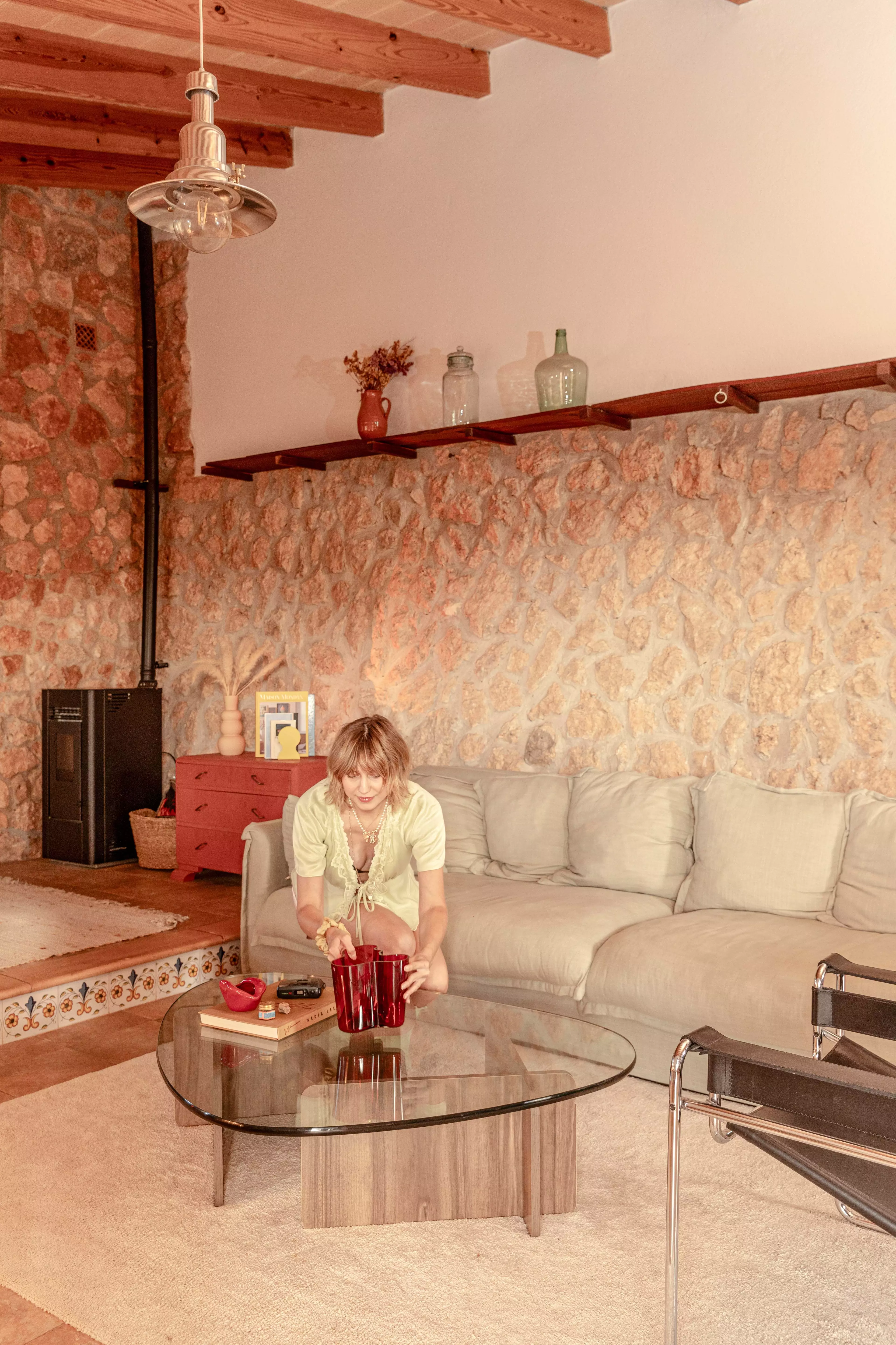 Juliette Mainx in ihrem Wohnzimmer