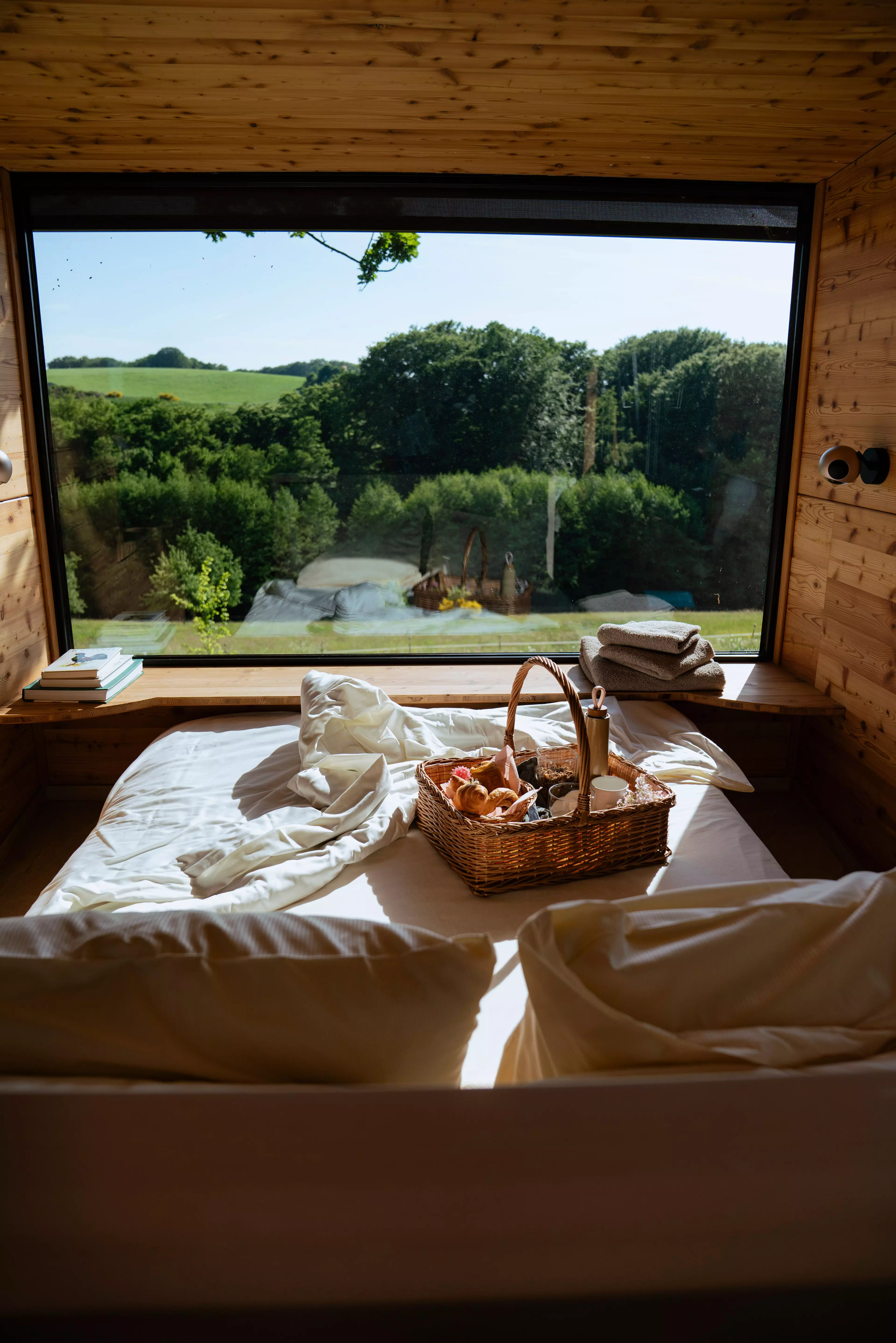 K1 Baumhaushotel im Bergischen Land, Fruehstueckskorb im Bett fuenf Meter ueber dem Waldboden.