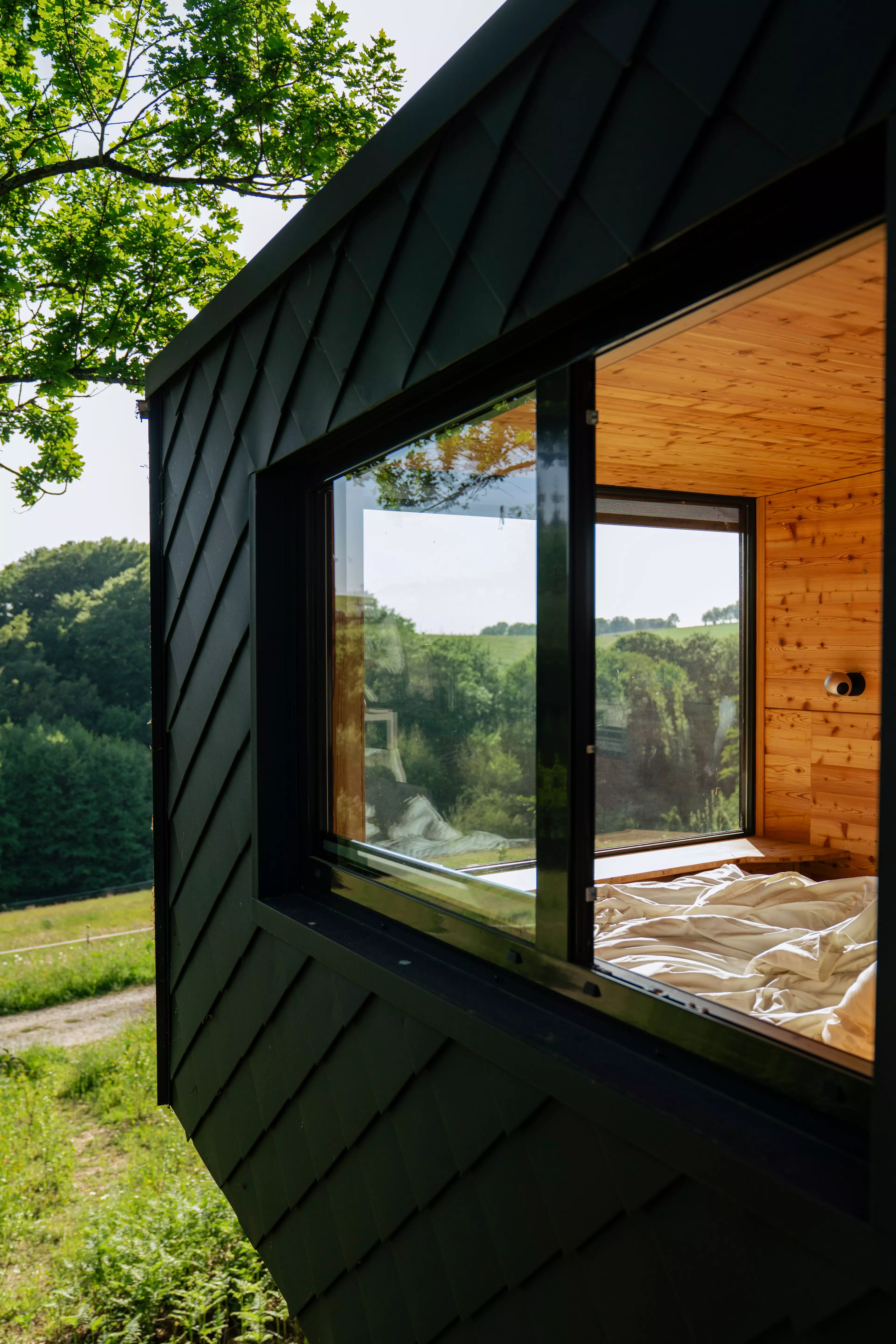 Eines der sechs individuell gestalteten Baumhaeuser des K1 Baumhaushotels im Bergischen Land.
