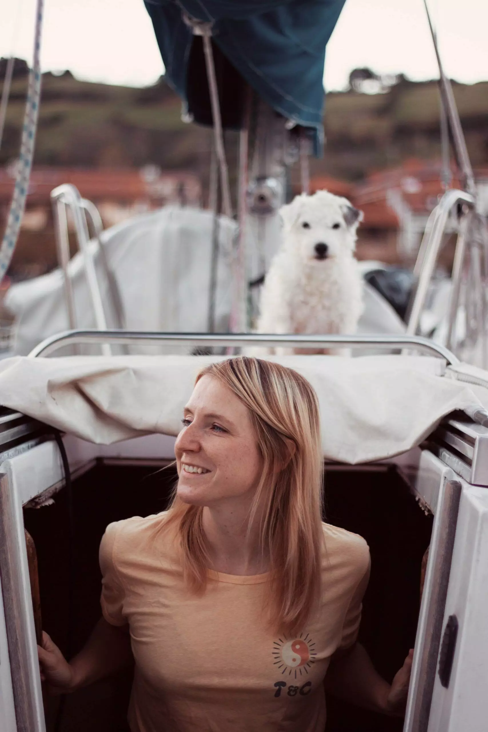 Katharina Charpian lebt mit Freund und Hündin auf einem Segelboot - femtastics