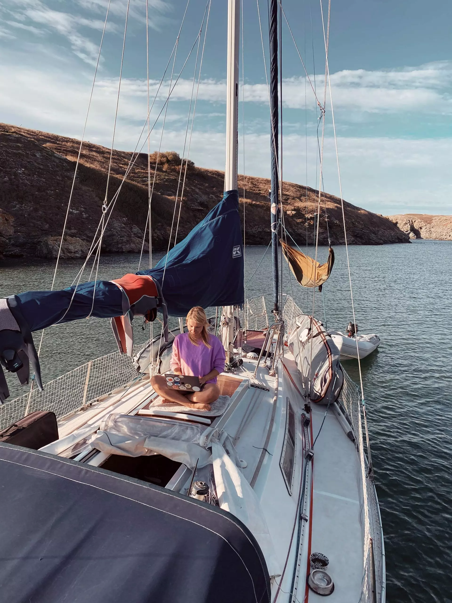 Katharina Charpian lebt das Boatlife und arbeitet auch an Bord ihres Segelboots - femtastics