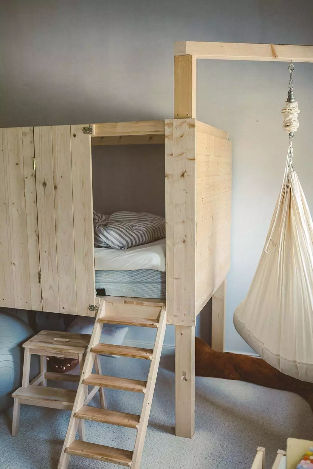 Selbstgebautes Kinderbett aus hellem Holz - femtastics