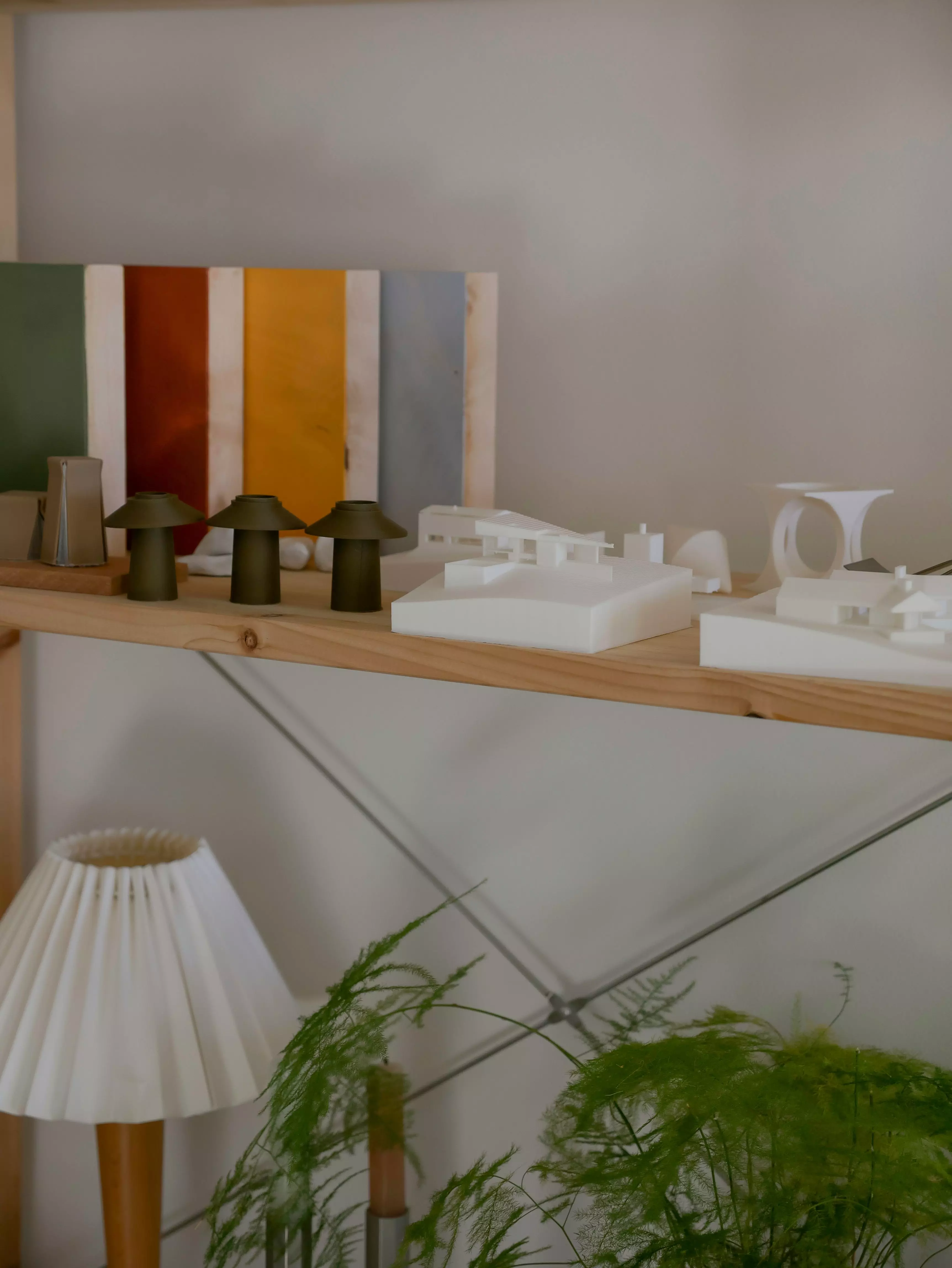 Im Regal in Lara Joys Kopenhagener Wohnung stehen Alltagsgegenstände und Miniaturen ihrer Möbeldesigns aus dem 3-D-Drucker.