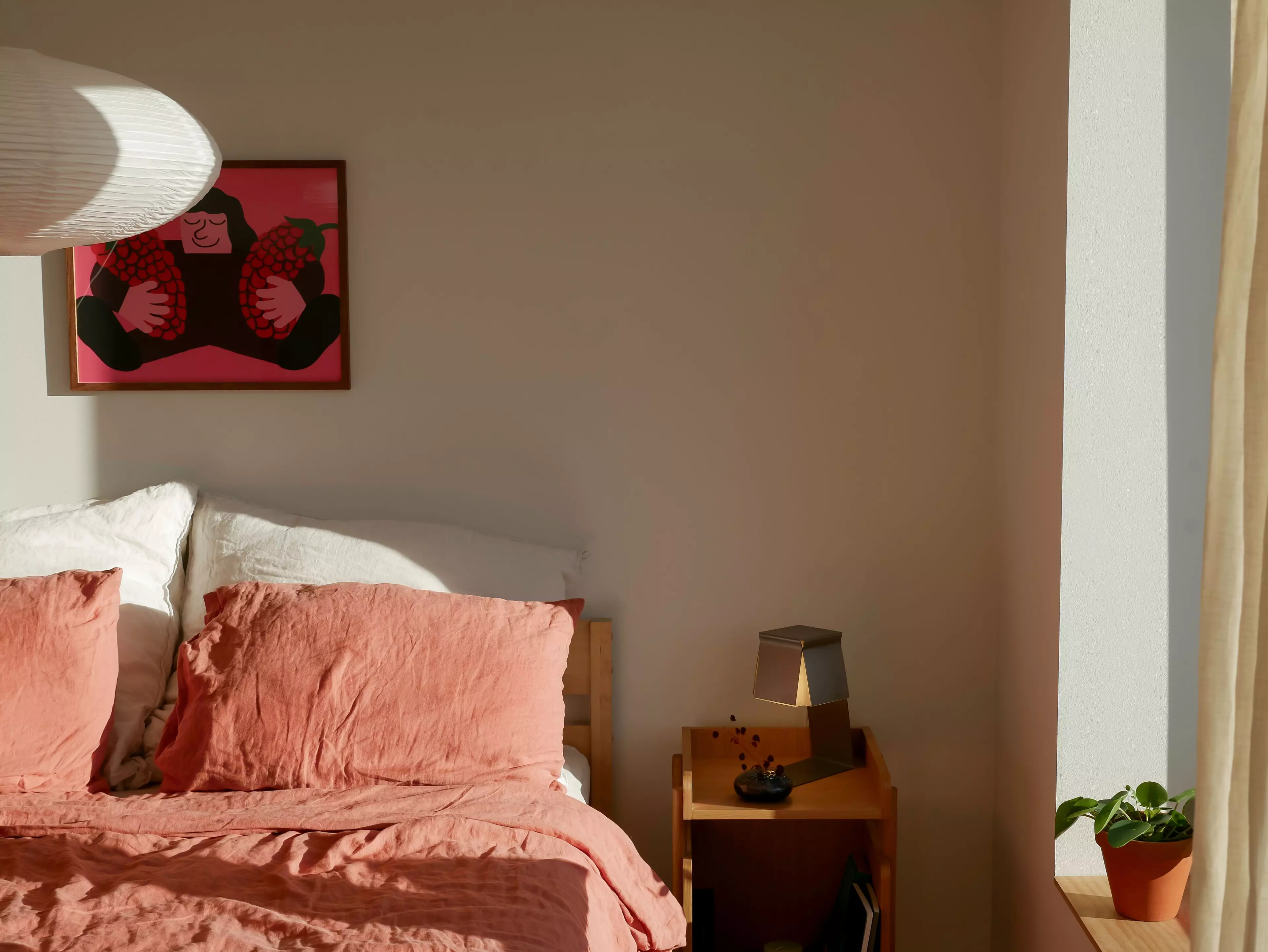 Das Licht fällt durchs Schlafzimmerfenster aufs Bett in Lara Joys Kopenhagener Wohnung.