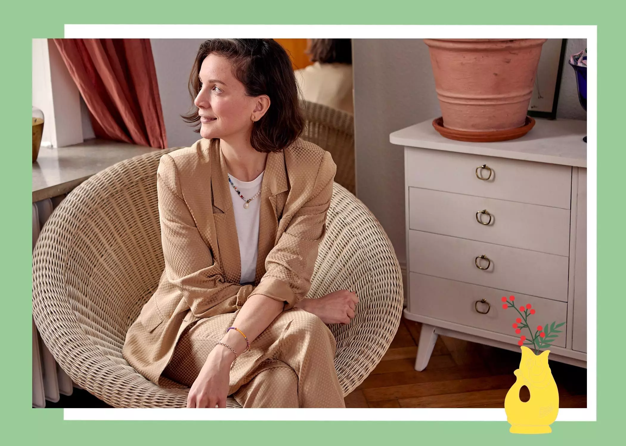 Leonie Pauls sitzt auf einem Rattansessel und schaut aus dem Fenster - femtastics