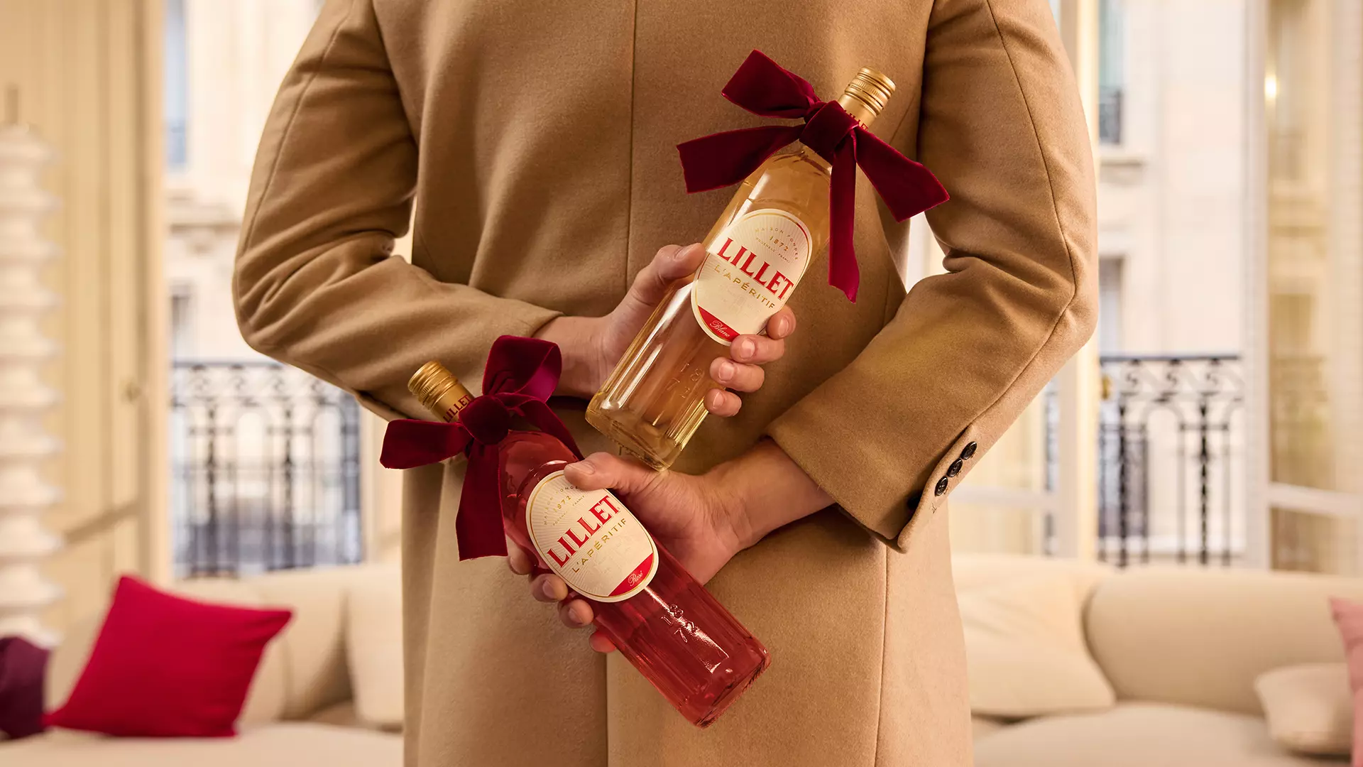 Foto von Mann mit Lillet-Flaschen