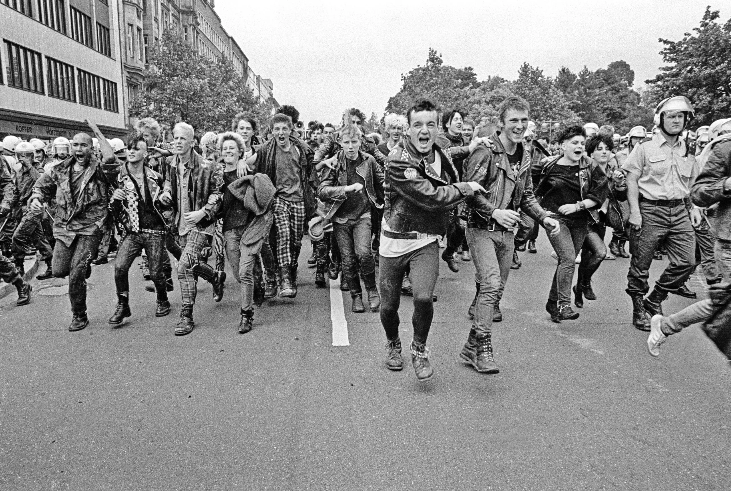 so genannte Chaostage, 1984 in Hannover. Rechte Skins und linke Punks treffen aufeinander Starke Polizeikräfte versuchen, die Gegner zu trennen