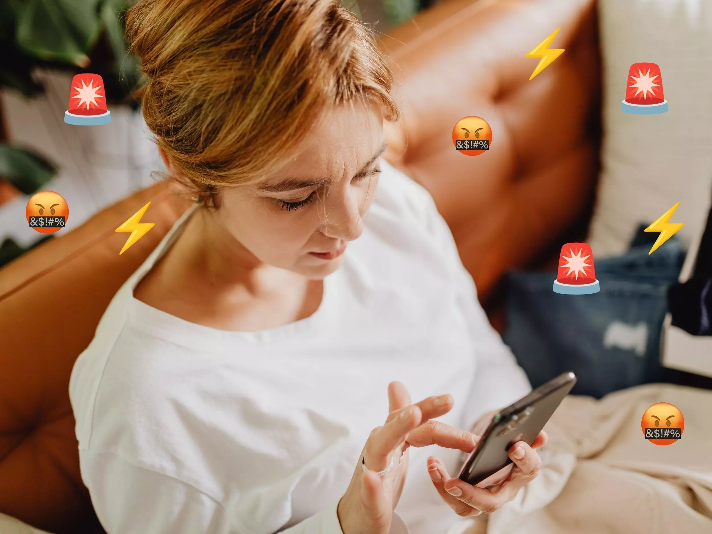 Eine junge Frau schaut auf ihr Handy und ist genervt – hinter diesem Gefühl tarnt sich oft Neid.