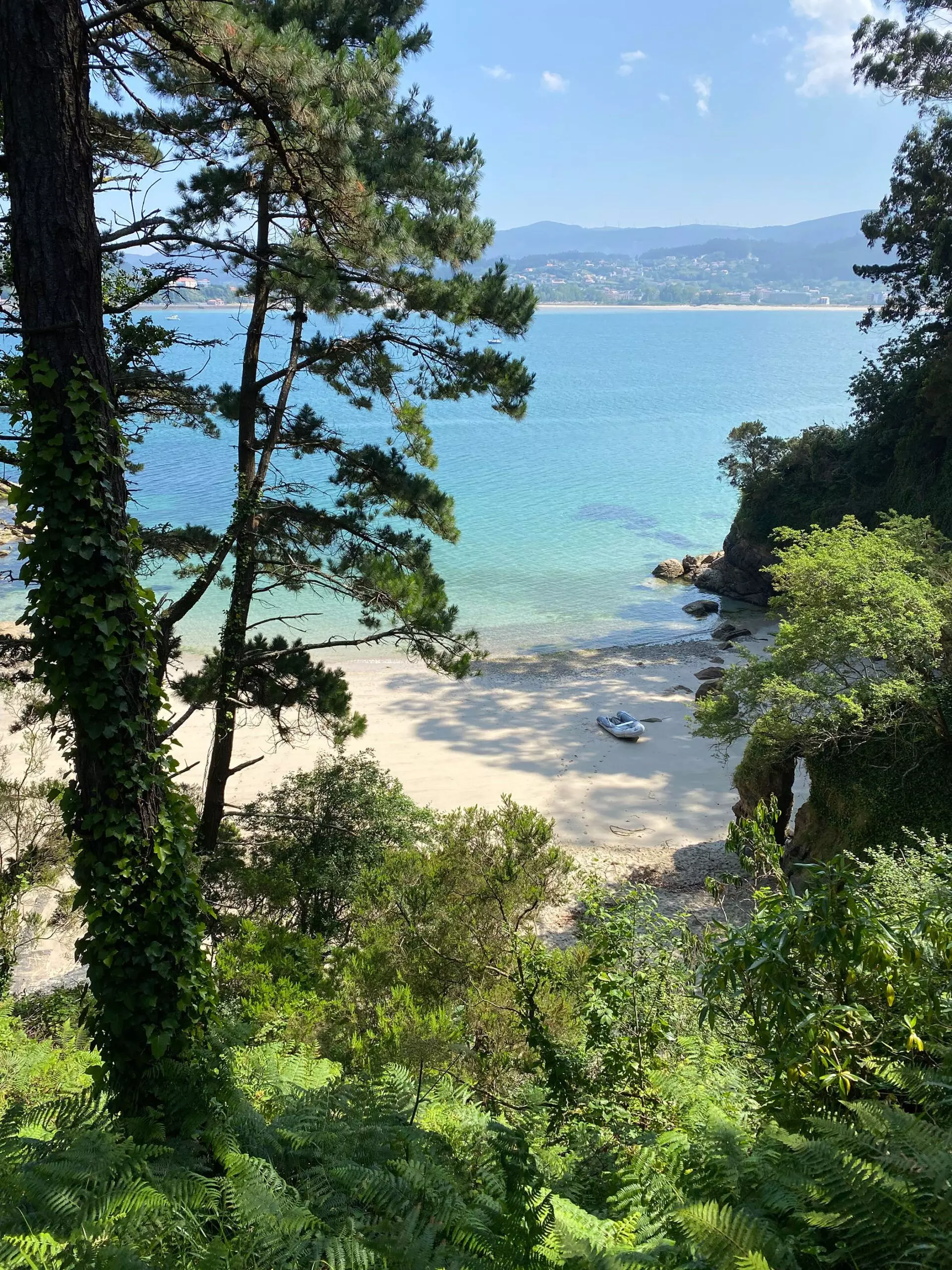 Schlauchboot liegt in Meeresbucht - femtastics