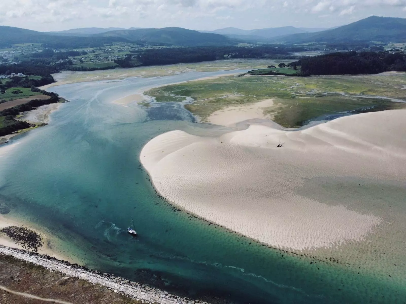 Segelboot in natürlicher Landschaft - femtastics