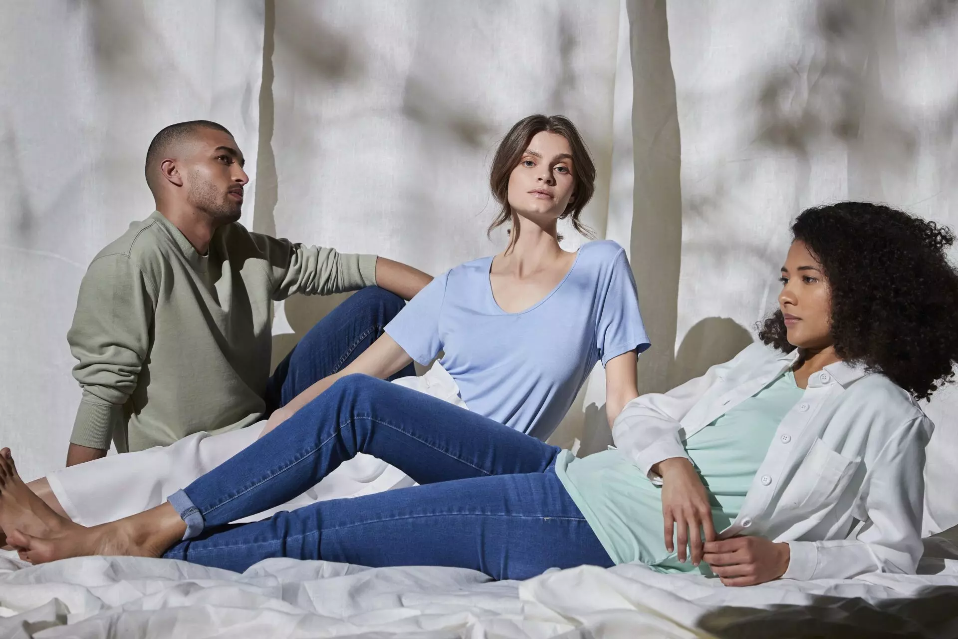 Models posieren mit Kleidungsstücken der Circular Collection von Otto - femtastics