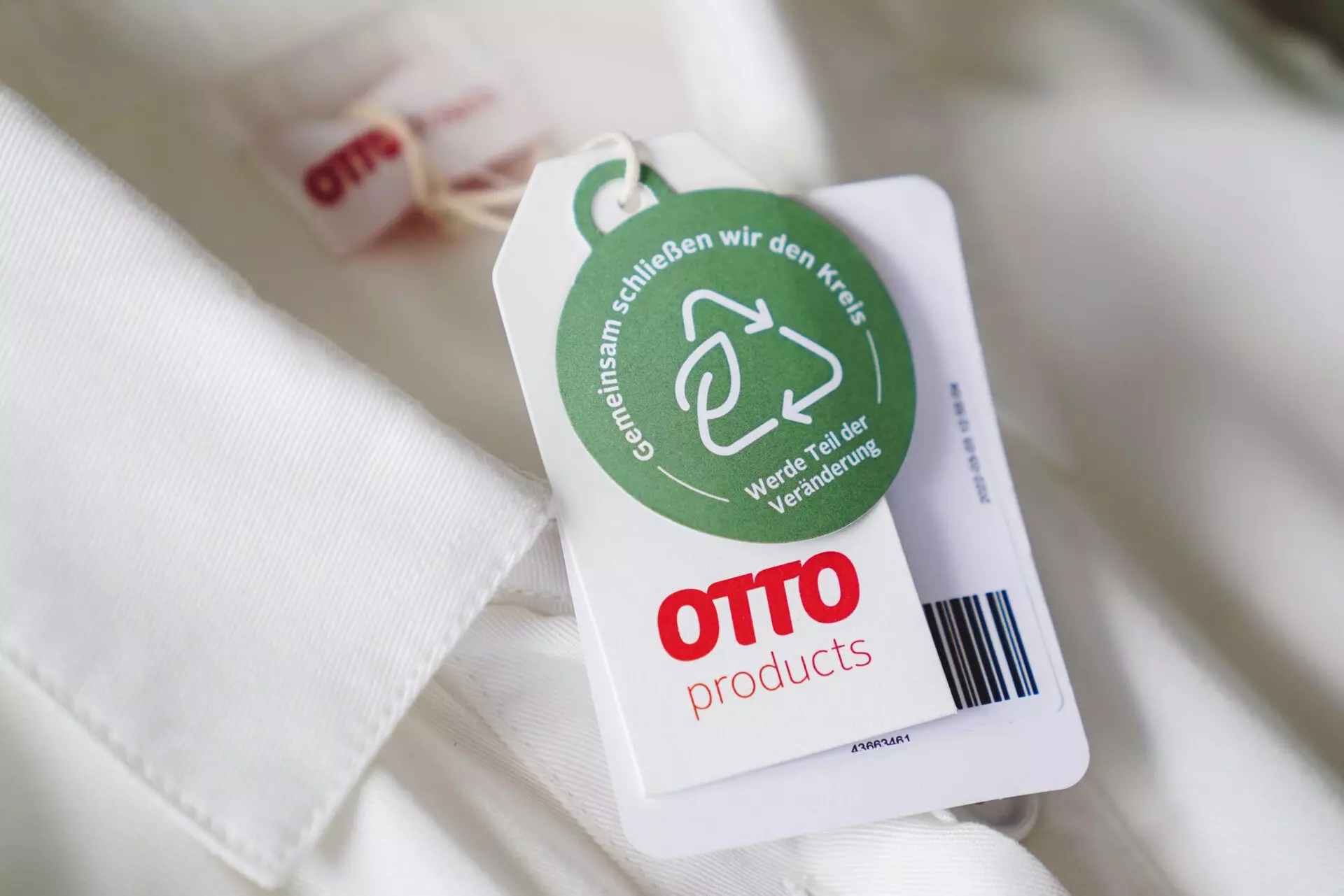 Hangtag an einer weißen Bluse der Circular Collection von Otto - femtastics