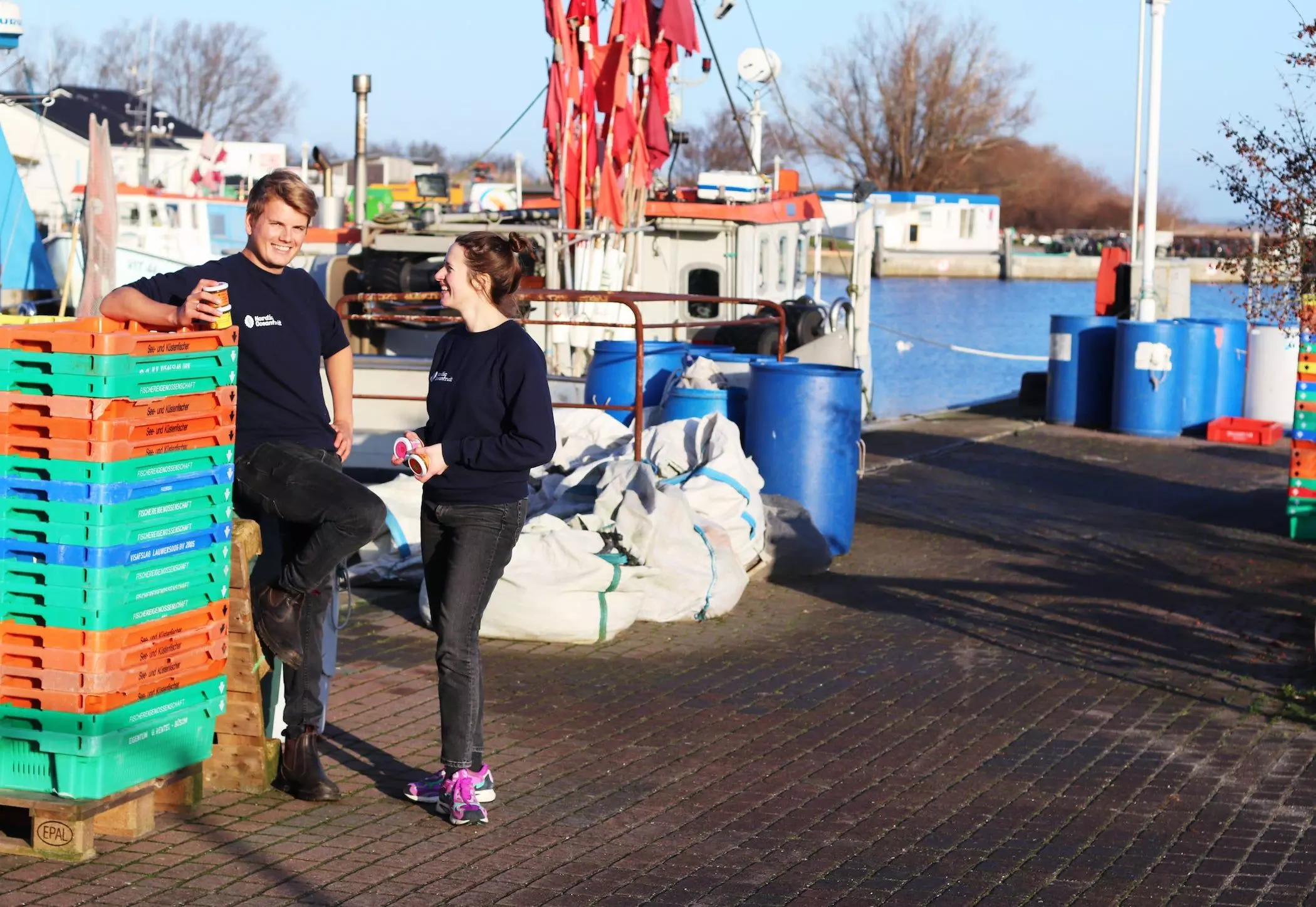 Die Gründer*innen Deniz Fiçicioglu und Jacob von Manteuffel im Hafen - femtastics