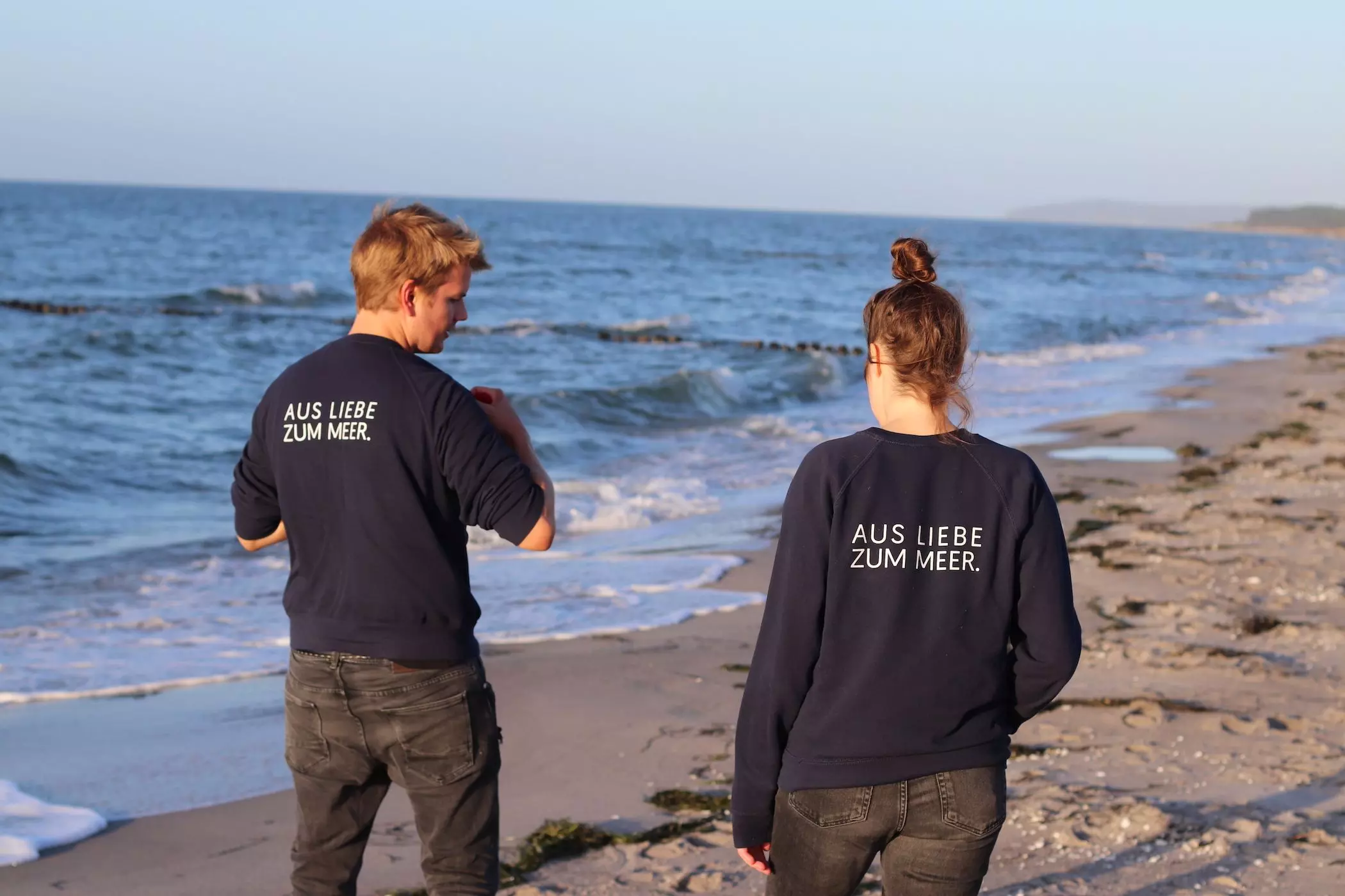 Die Gründer*innen Deniz Fiçicioglu und Jacob von Manteuffel spazieren am Meer - femtastics