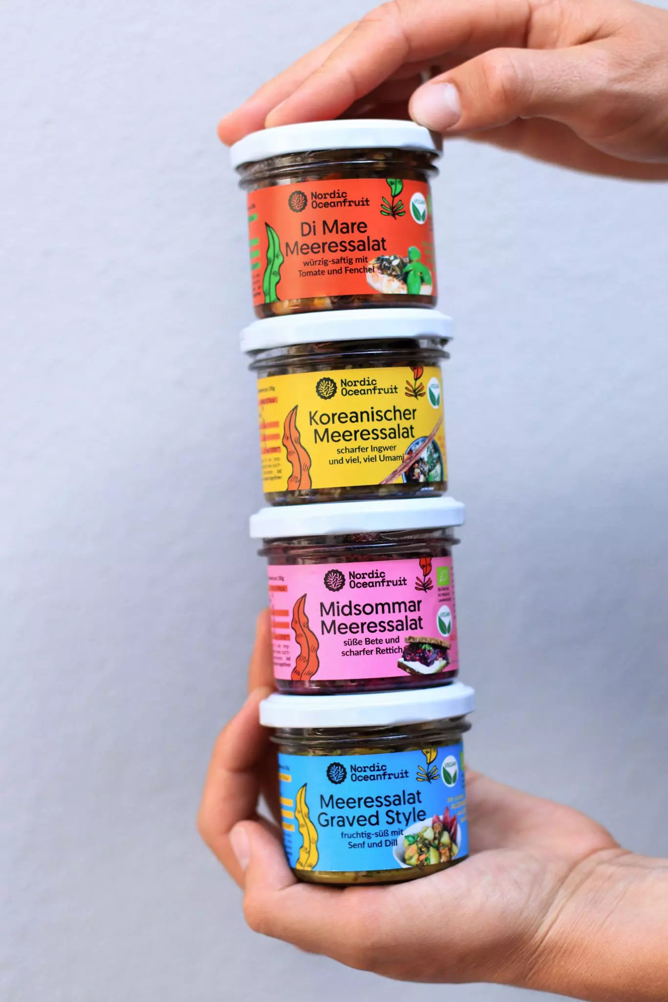 Hände halten die veganen Meeressalte von "Nordic Oceanfruit" - femtastics