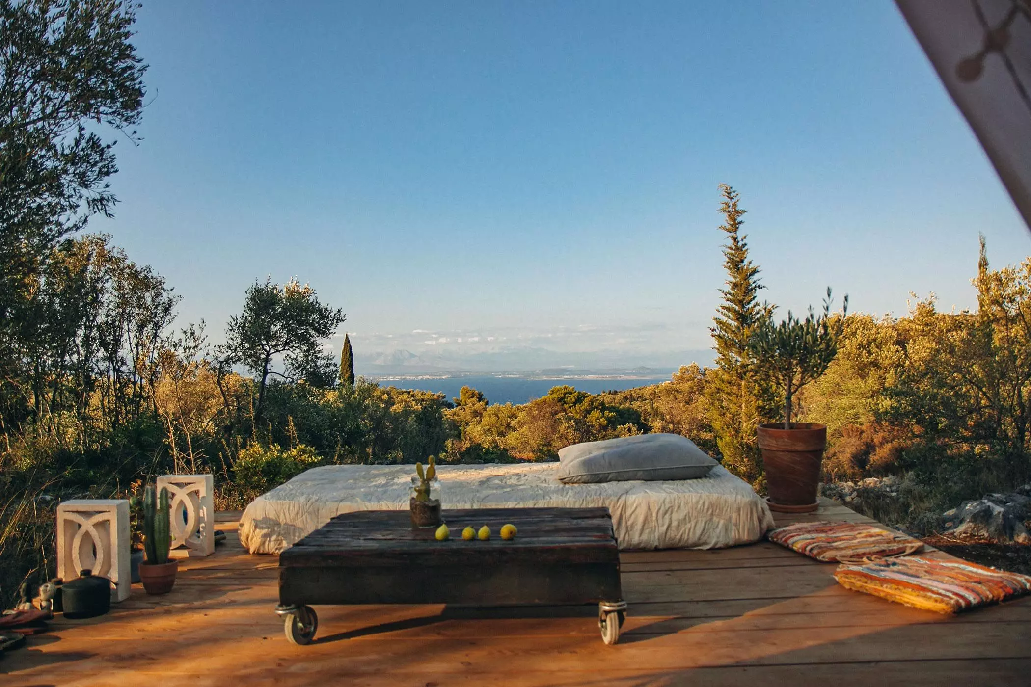 Schlafen unter freiem Himmel im Bett mit Blick aufs Meer - femtastics