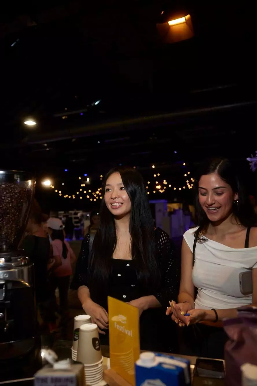 Schauspielerin Andrea Guo und Begleitung