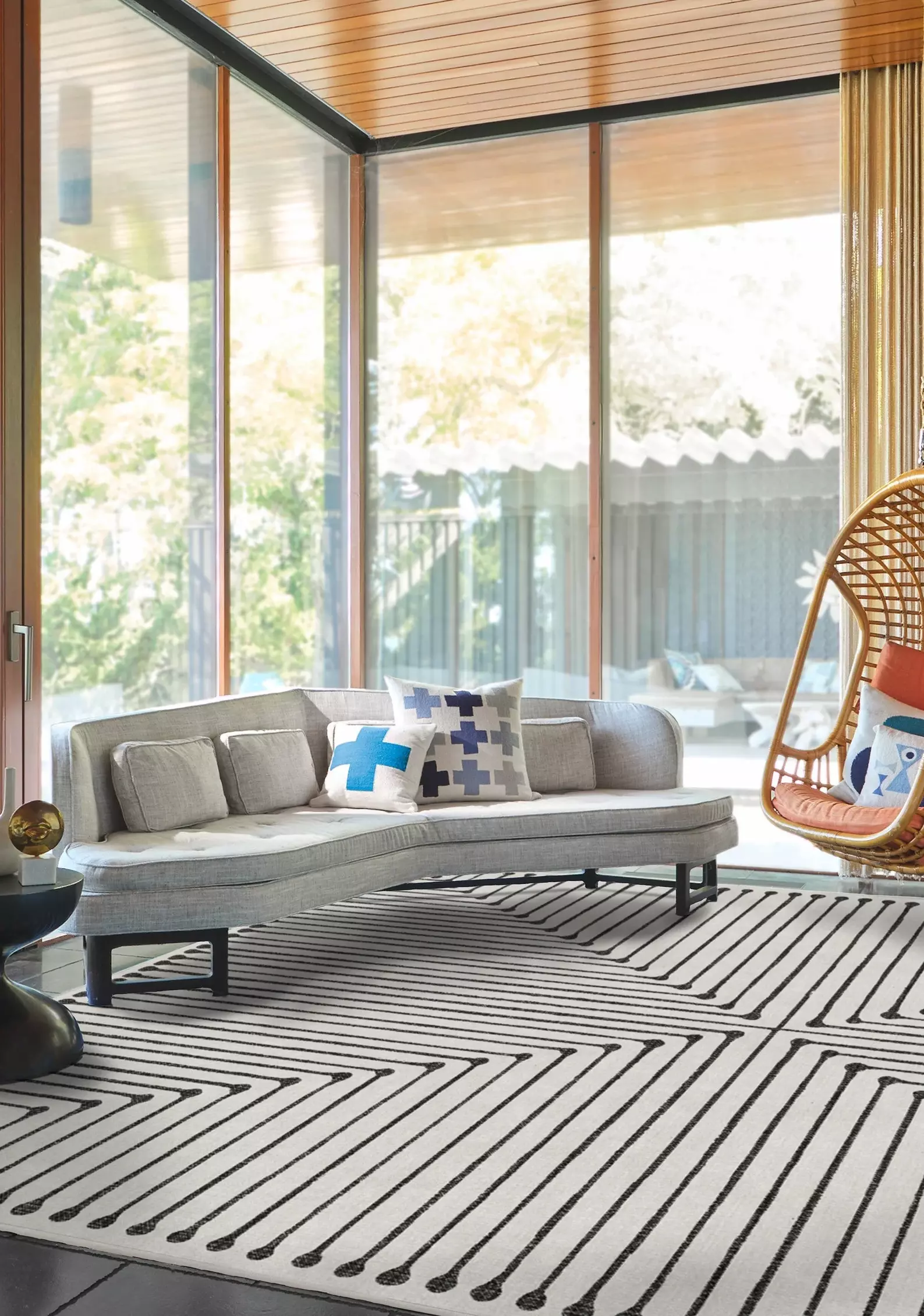 Ruggable Jonathan Adler Teppich in einem Wohnzimmer mit Fensterfront