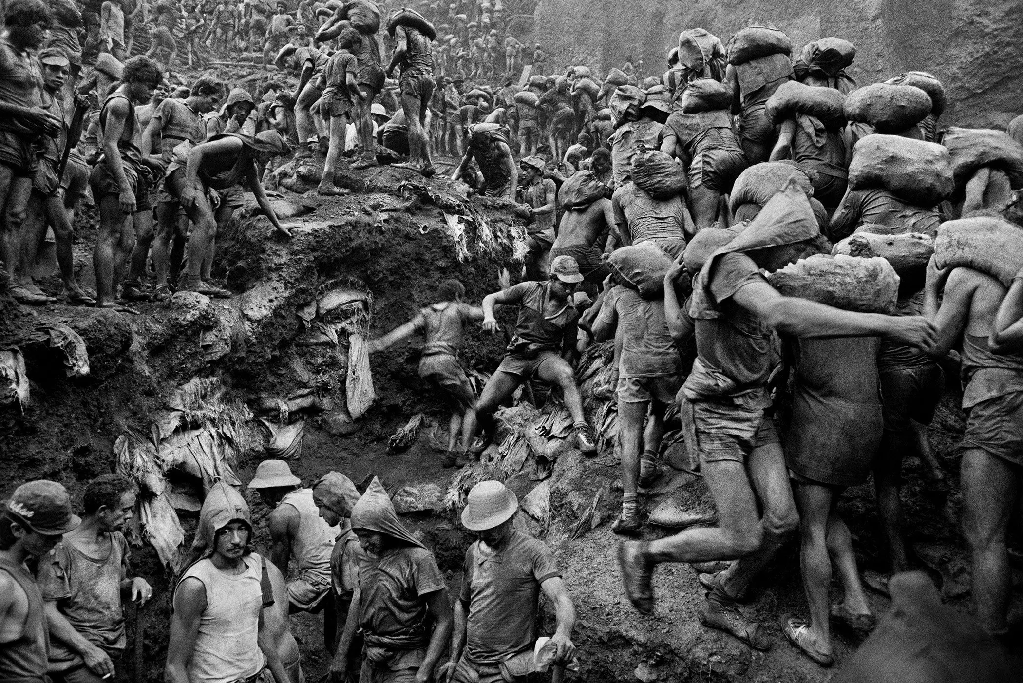 Sebastiao-Salgado-Freiluftmine-Serra-Pelada-Brasilien-1986-2