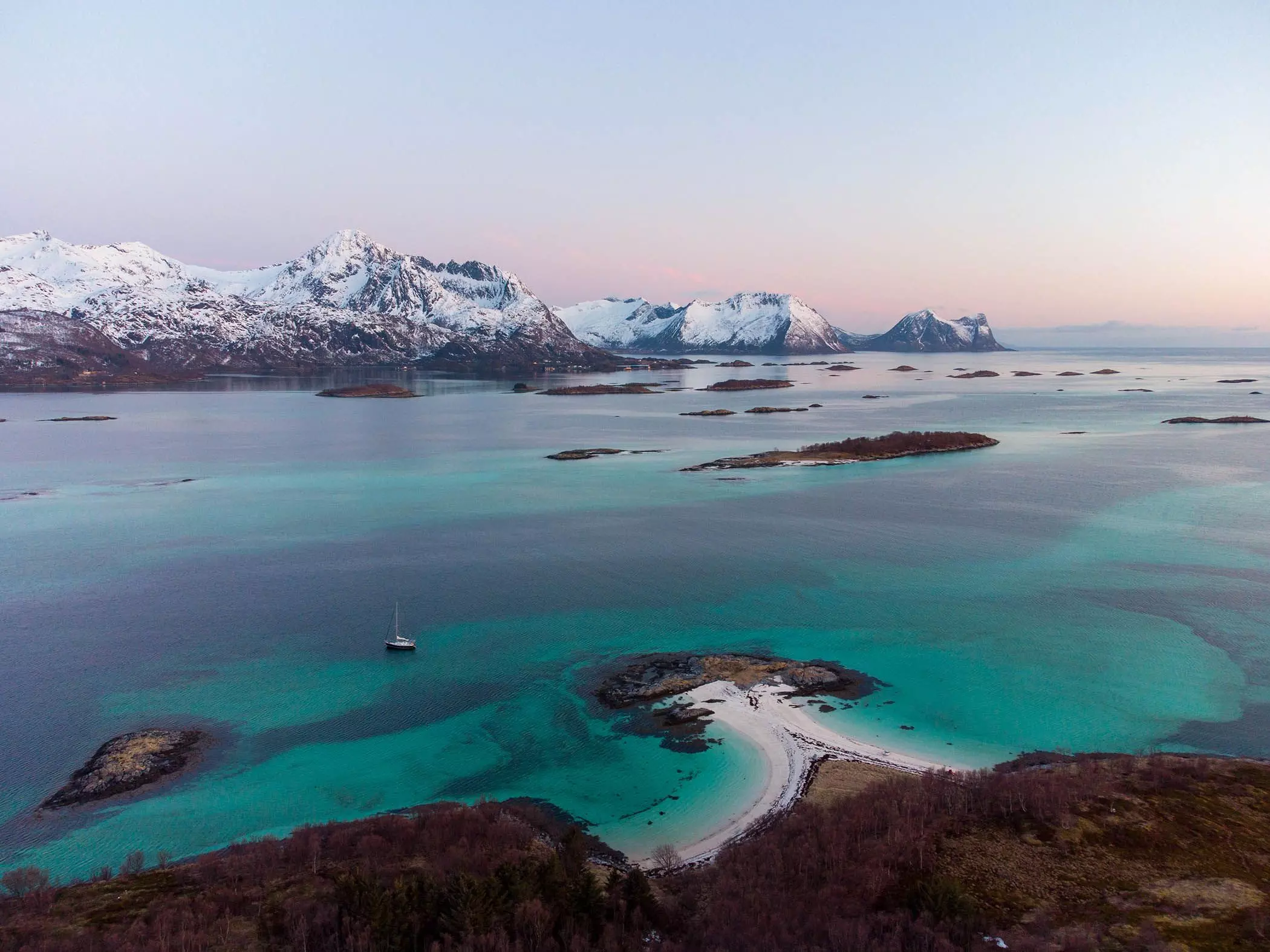 Segeln im Winter in Norwegen - auf dem Meer an schneebedeckten Bergen vorbei - femtastics