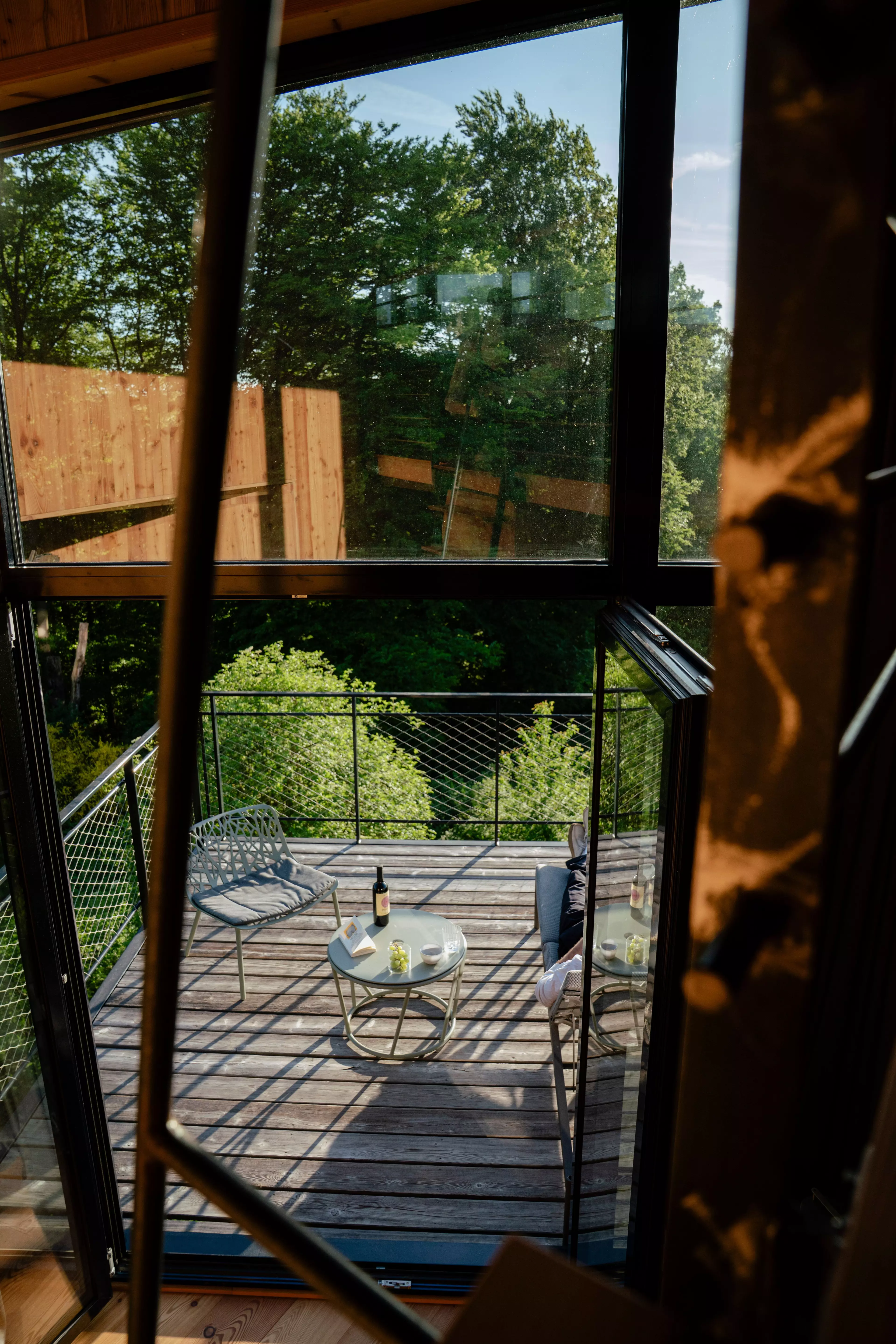 Urlaub im Baumhaus mit Terrasse zwischen den Baumkronen: Mitten im Bergischen Land liegt da K1 Baumhaushotel.