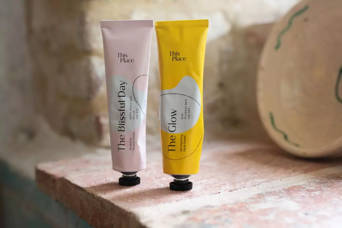 Produktfotos der Naturkosmetik von "This Place": "The Glow" & "The Blissful Day" - femtastics