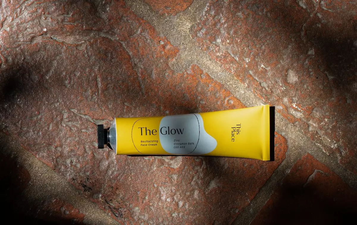 Produktfoto der Naturkosmetik von "This Place": "The Glow" - femtastics