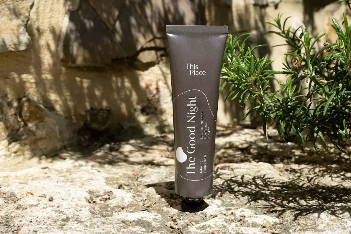 Produktfotos der Naturkosmetik von "This Place": "The Good Night" - femtastics