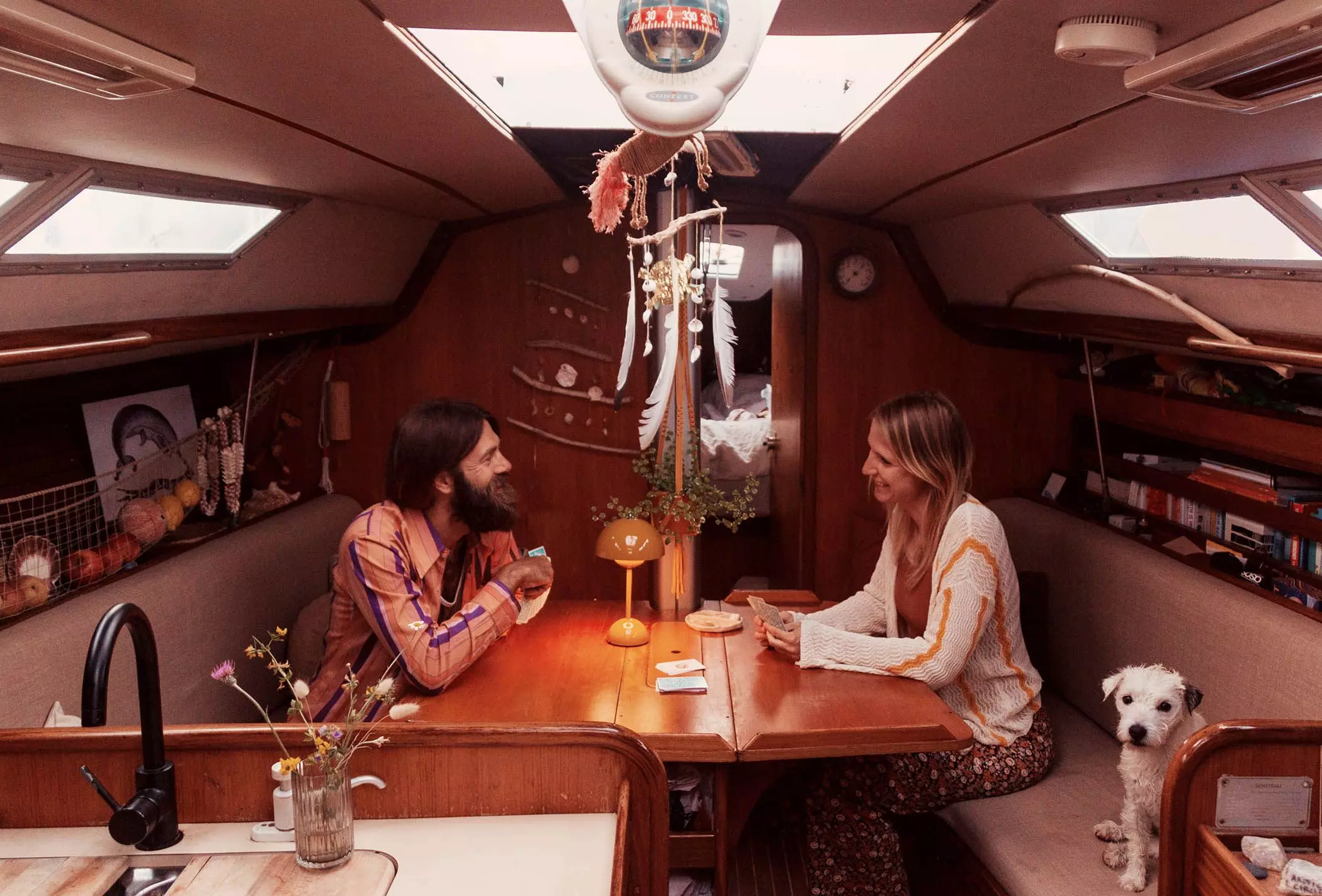 Boatlife - Axel Hackbarth und Katharina Charpian spielen Karten an Bord ihres Segelboots - femtastics