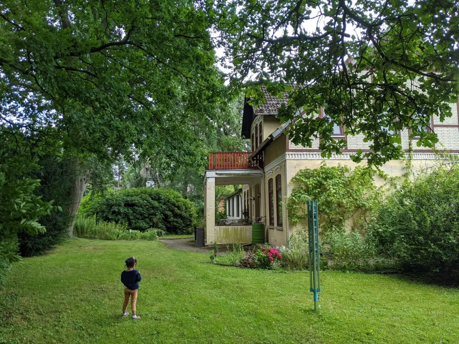 Wäschespinne und Mädchen im Garten der alten Villa - femtastics