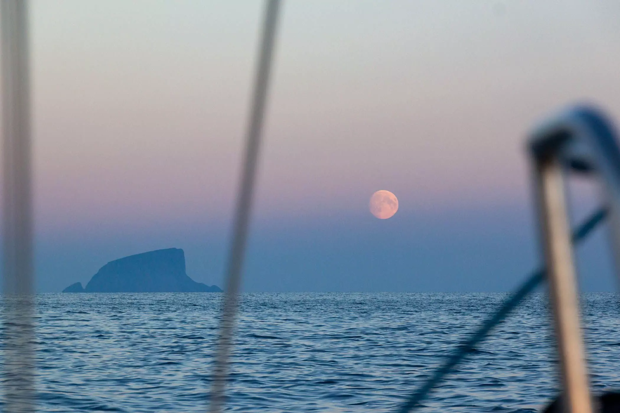 Vollmond über dem offenen Meer - femtastics