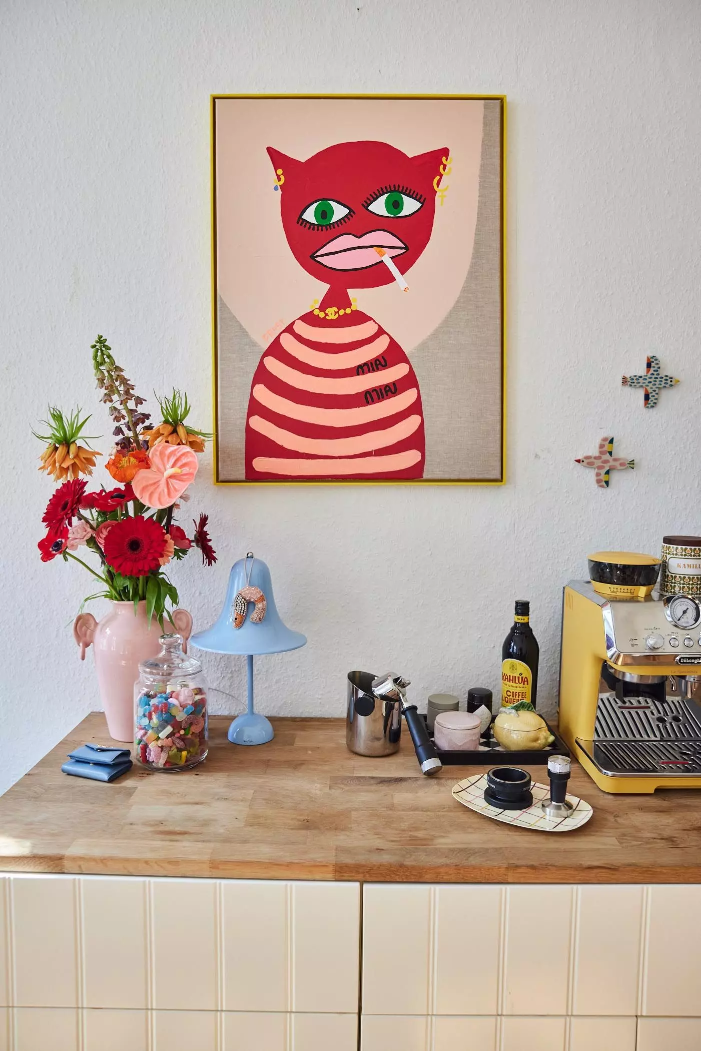 Kunstwerk mit Katze, Blumenstrauß, Bonbonglas und gelbe Kaffeemaschine - femtastics