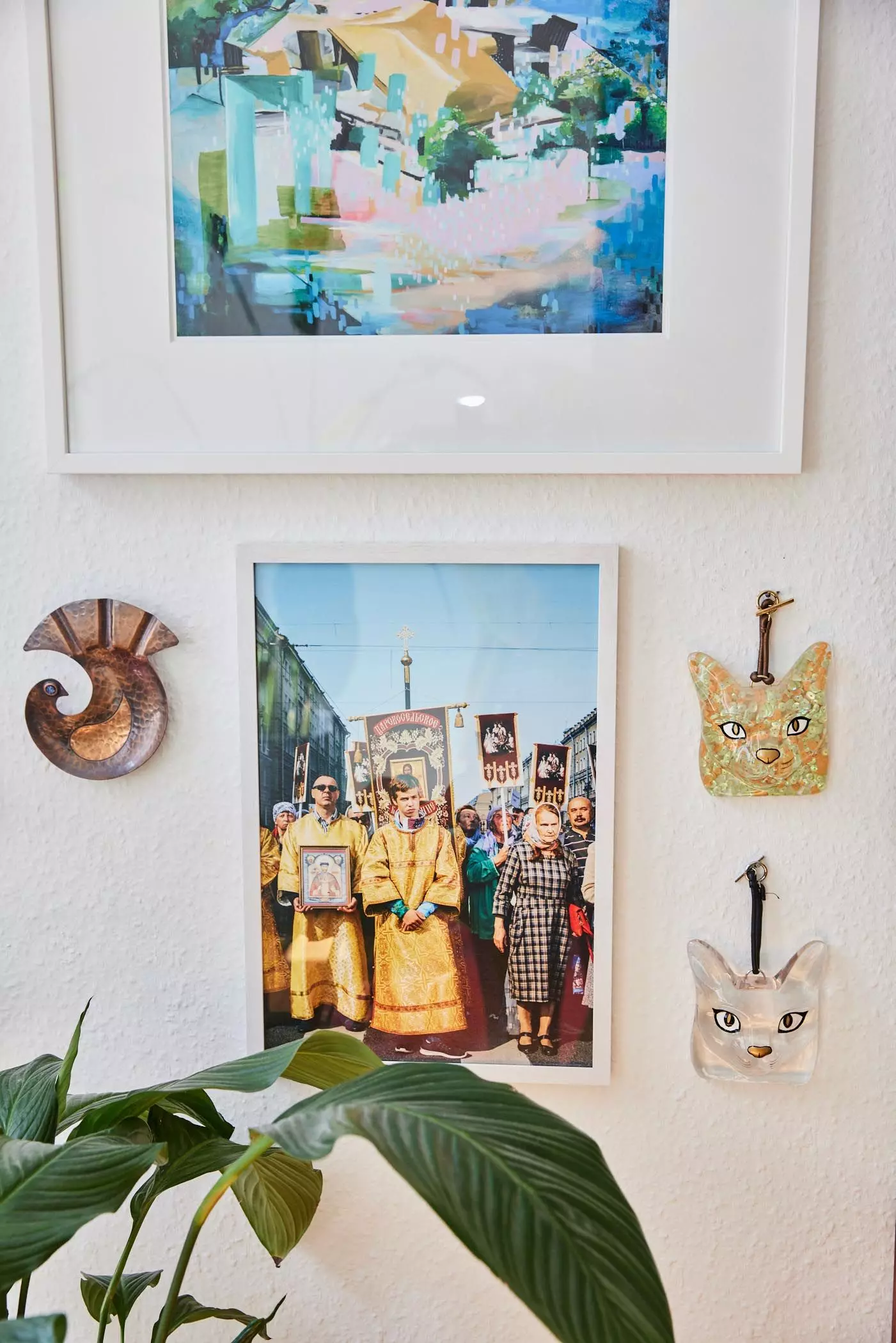 Kunst an den Wänden der Wohnung von Vreni Frost - femtastics