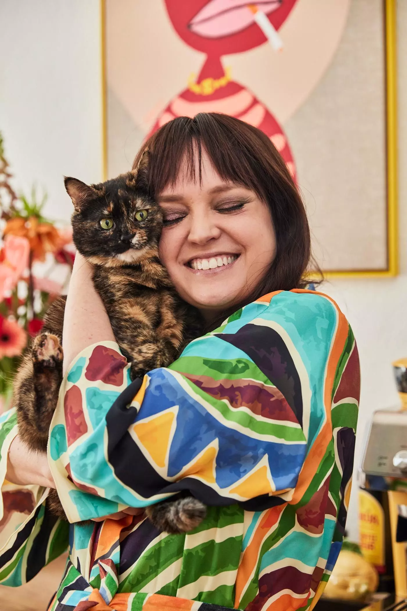 Vreni Frost kuschelt mit ihrer Katze - femtastics