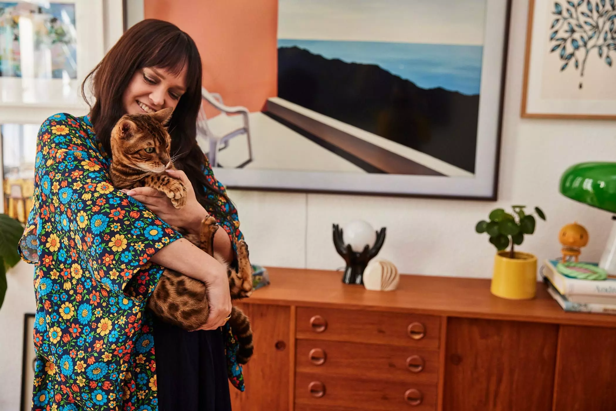 Vreni Frost nimmt ihre Katze auf den Arm - femtastics