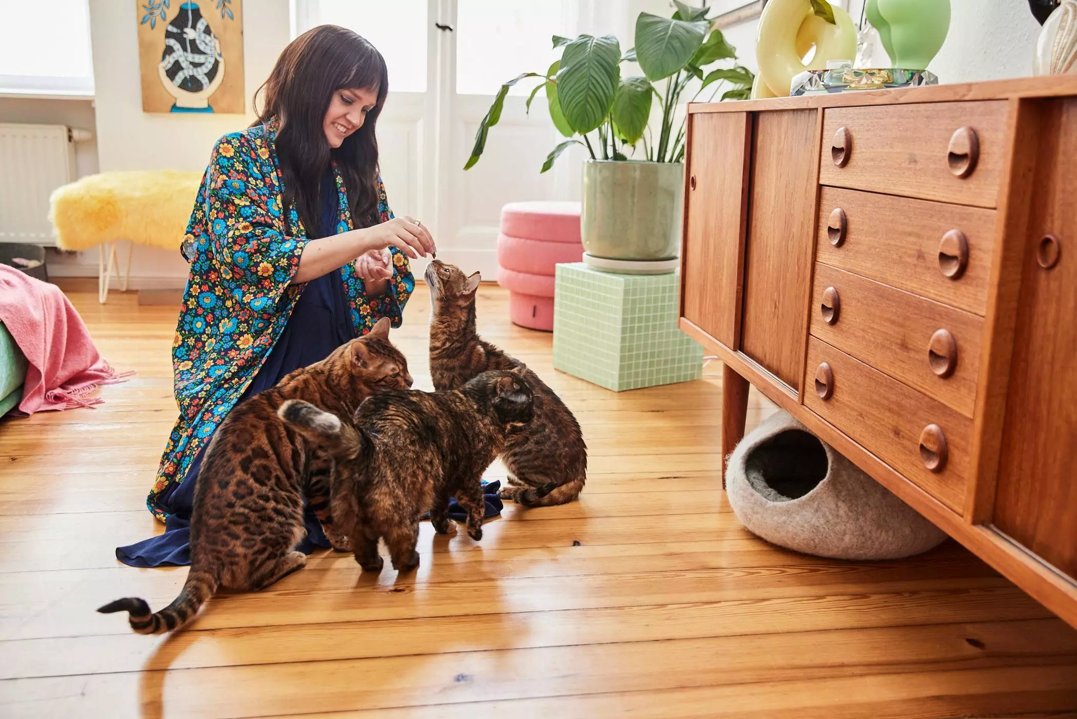 Vreni Frost gibt ihren Katzen Leckerli - femtastics