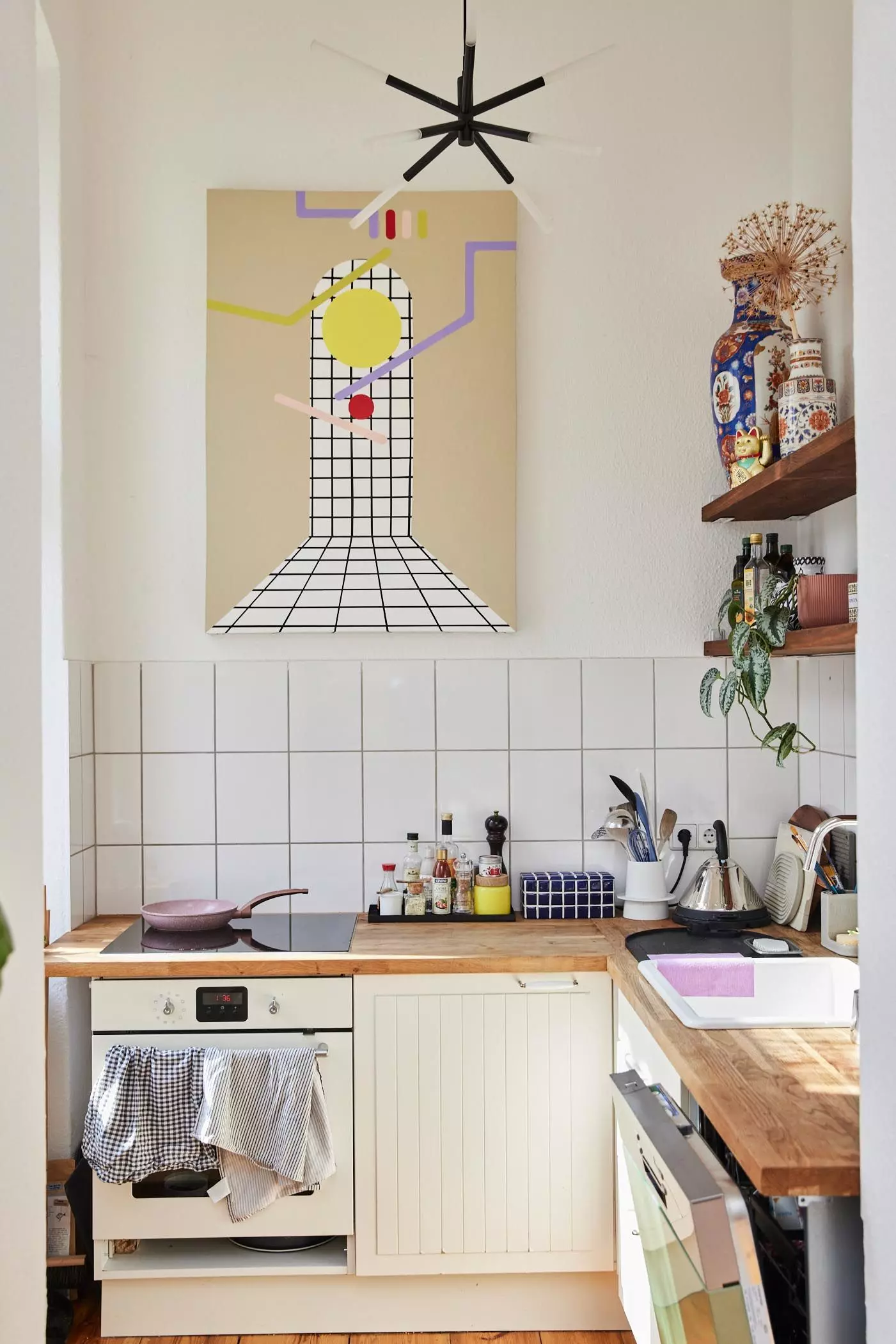 Küchenzeile mit Kunst in der Wohnung von Vreni Frost - femtastics