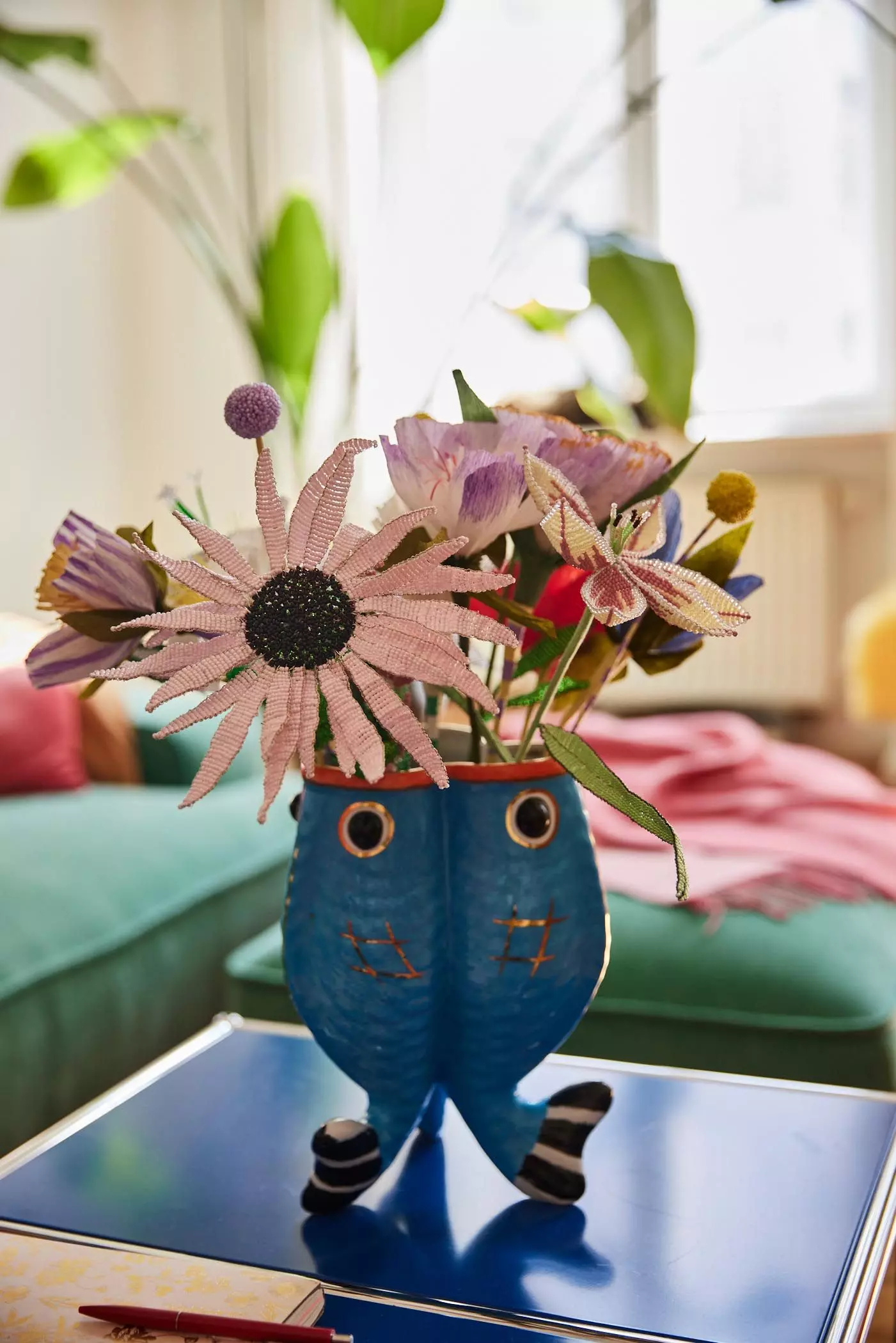 Blumenstrauß aus Kunstblumen in Fischvase - femtastics