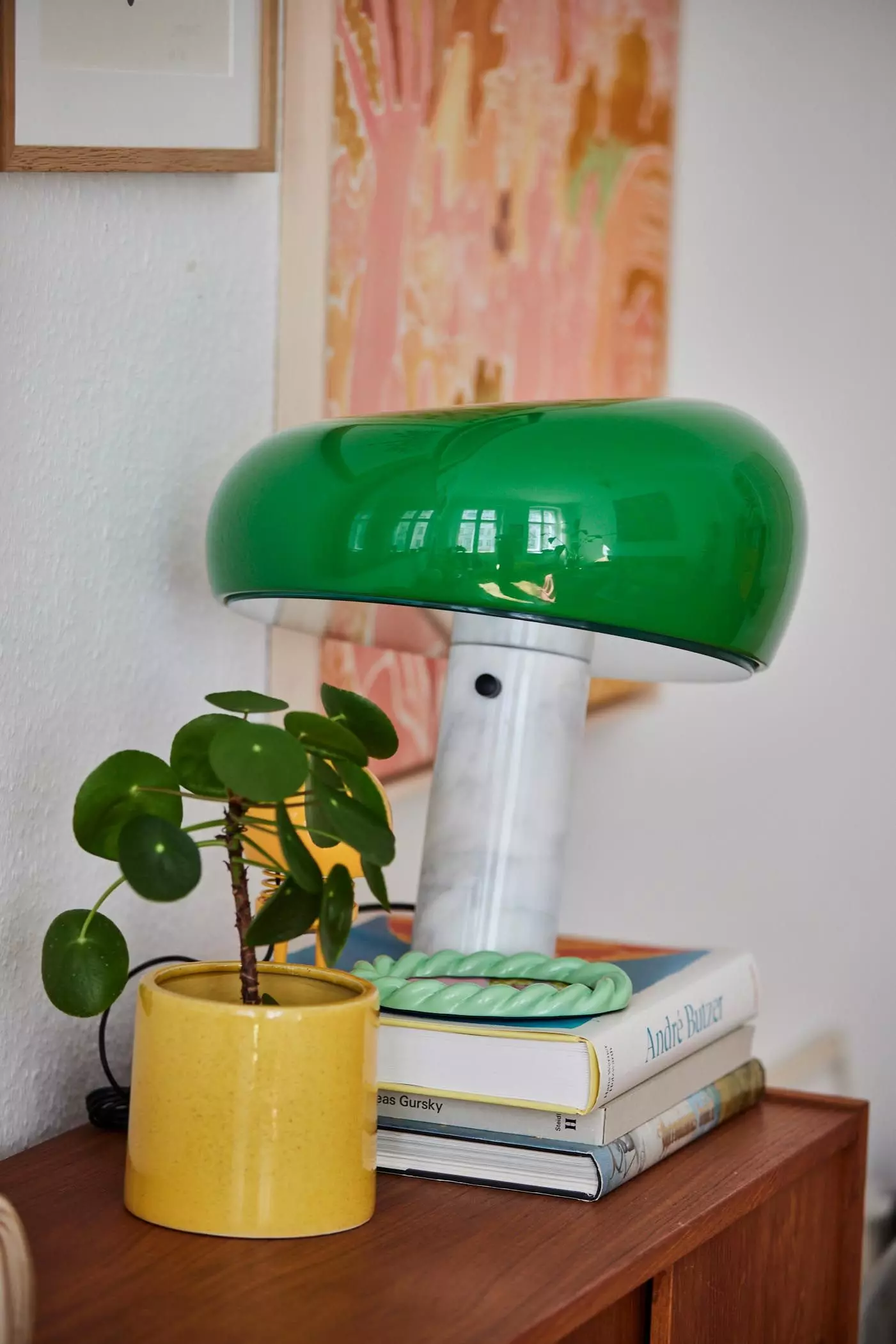 Pilea in gelbem Topf und grüne Lampe - femtastics