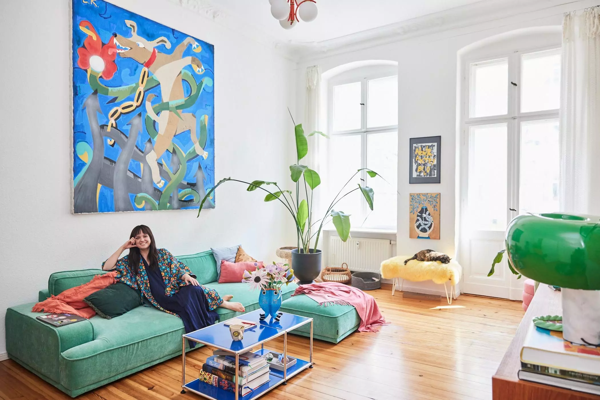 Vreni Frost sitzt auf dem Sofa in ihrer hellen Altbauwohnung - femtastics