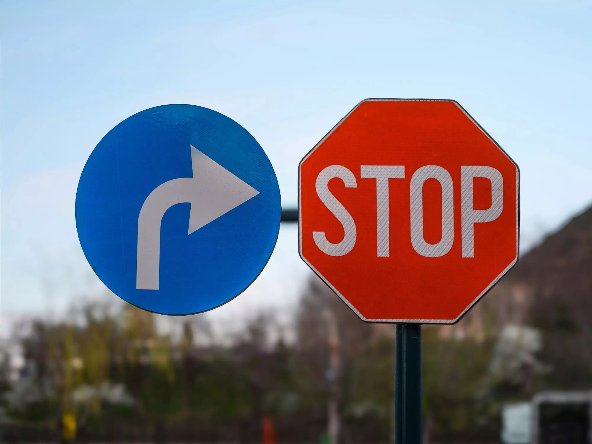 Rechts fahren verboten: Zwei Verkehrsschilder, die symbolisch für den Schutz der Demokratie nach der Landtagswahl in Sachsen-Anhalt stehen.