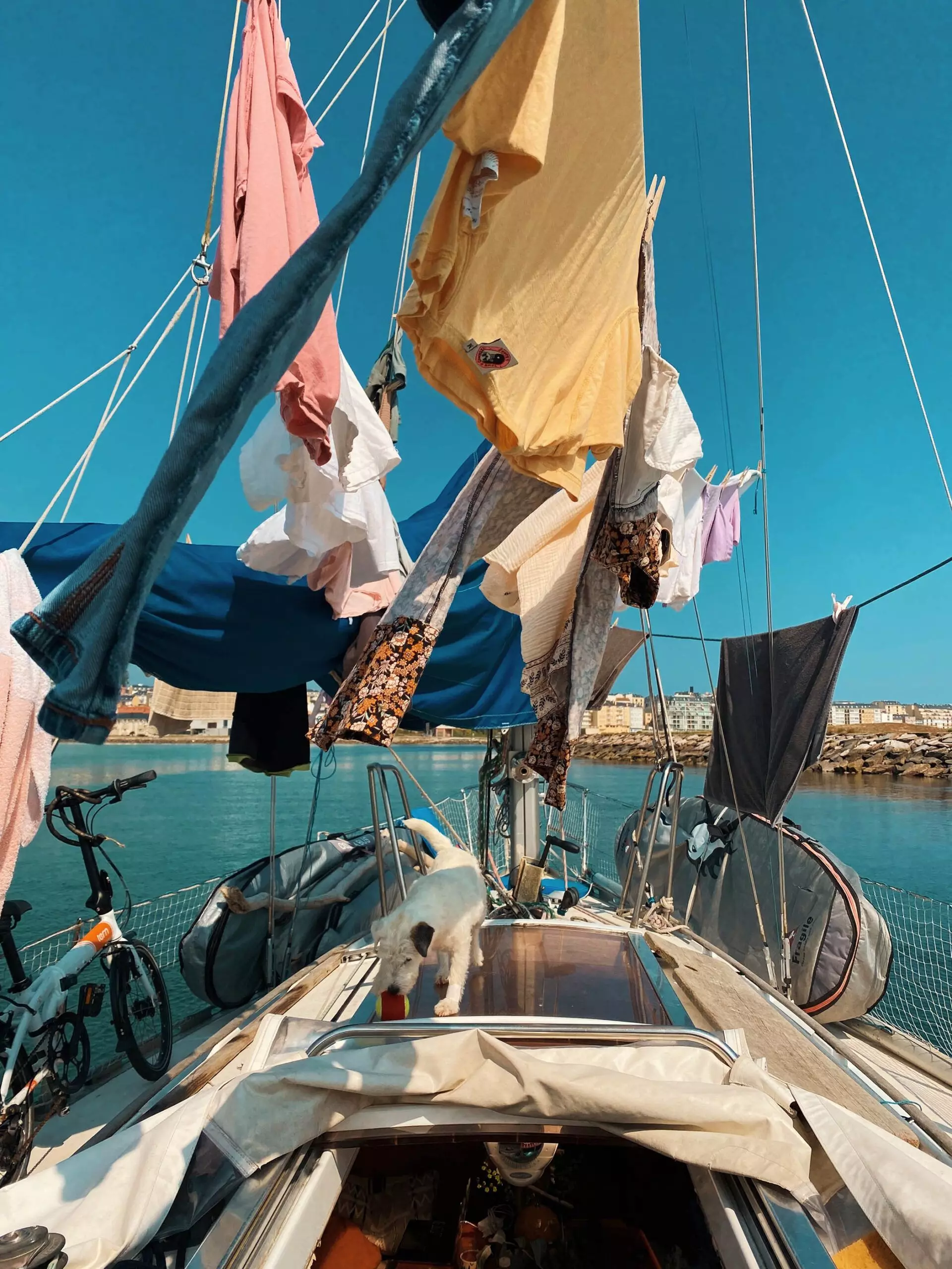 Wäsche hängt zum Trocknen an Deck eines Segelbootes - femtastics
