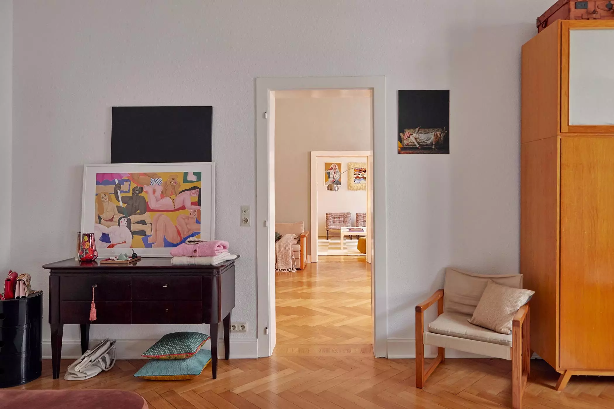 Altbauliebe: Blick vom Schlafzimmer durch das Durchgangszimmer ins Wohnzimmer - femtastics