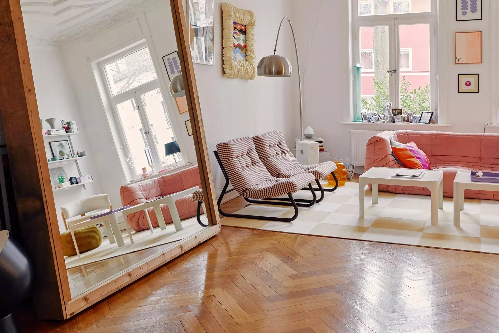 Die Ikea-Sessel sind die Vintage-Klassiker in der Altbauwohnung von Leonie Pauls - femtastics