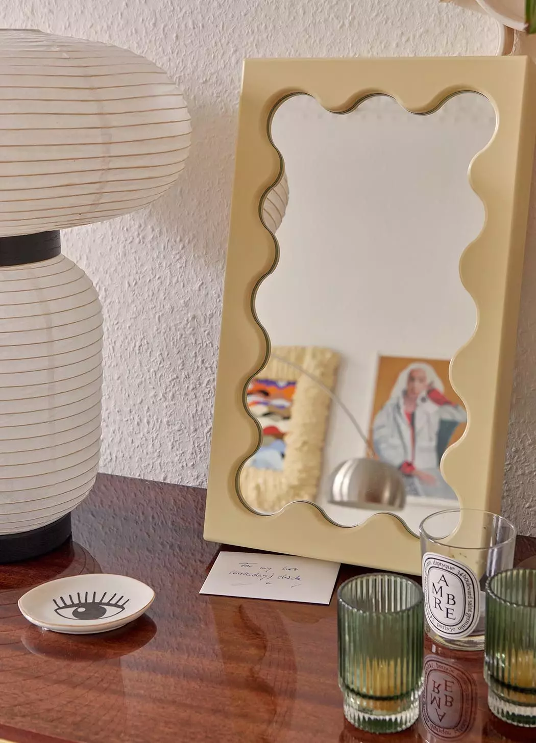 Vintage Spiegel auf altem Sideboard - femtastics